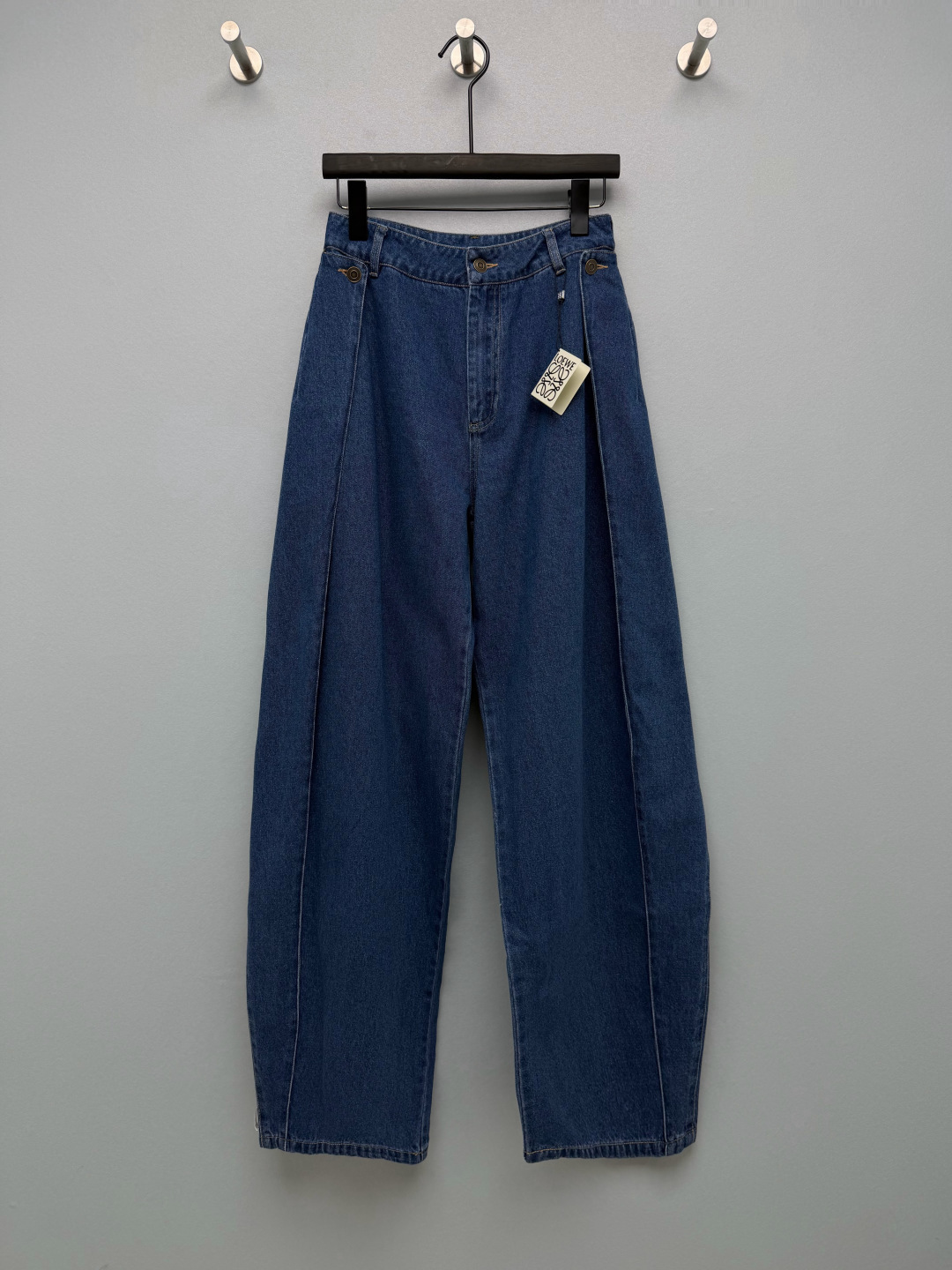 NO:933093,Loe* deconstructed pinch pleated wide-leg jeans  The fabric is washed denim fabric with distressed washing technology. The fabric body has stiffness and soft texture, which is breathable and stylish. The front panel is cut with three-dimensional pleats to naturally support the silhouette of the pants, cleverly modify the lines of the crotch and legs, hide excess flesh, and make the walk smoother.  It has a sense of elegance on the road. The small details of the retro metal buckle on the waist are low-key and exquisite. The deconstructed lamination design on the back breaks the blandness of the basic model. It is niche and not easy to hit the style. Retro blue/charcoal gray are available in two colors, suitable for matching in many scenes. Two-color code 4  SMLXL, Loewe-clothing,loewe,loewe,jeans,19860909Loe* 解构捏褶阔腿牛仔裤 面料水洗牛仔面料,做旧水洗工艺,布身带有挺括度,自带柔和肌理,透气有型.前片立体压褶分割剪裁,自然撑起裤子廓形,巧妙修饰胯部和腿部线条,藏住多余肉肉,走路自带飘逸感,腰侧复古金属扣袢小细节,低调精致,后背叠加解构式叠片设计,打破基础款的平淡,小众又不容易撞款.复古蓝/炭灰两色可选,适配多场景搭配.双色4码 SMLXL,罗意威-服装,loewe,loewe,jeans,,Women's clothing