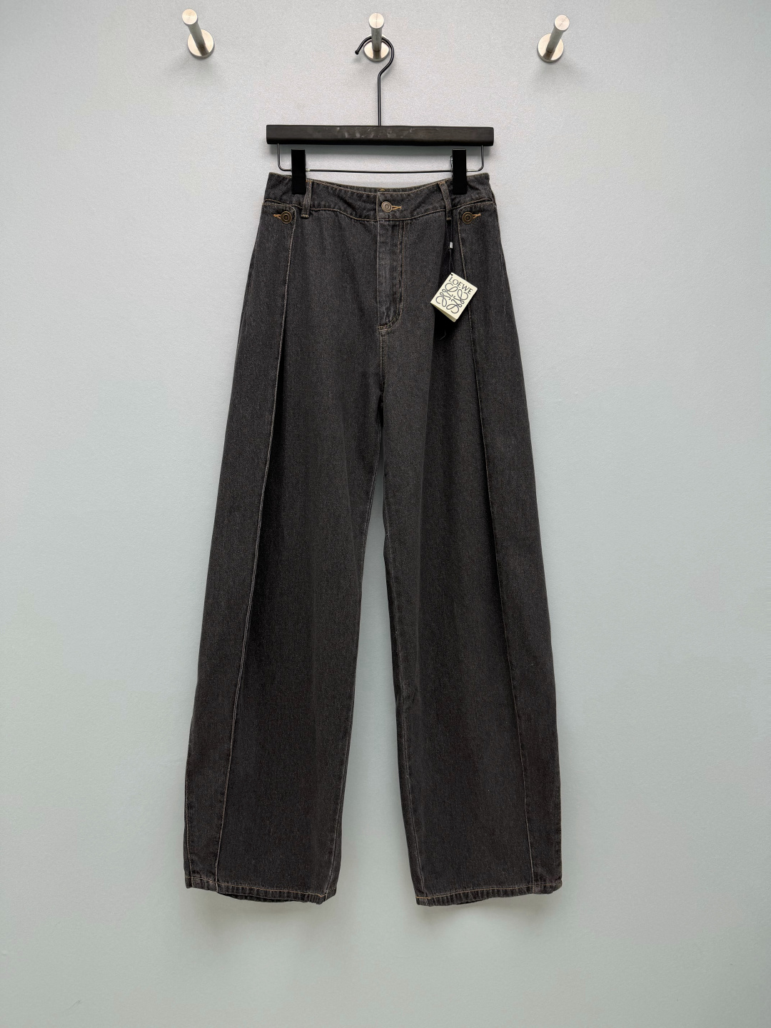 NO:933108,Loe* deconstructed pinch pleated wide-leg jeans  The fabric is washed denim fabric with distressed washing technology. The fabric body has stiffness and soft texture, which is breathable and stylish. The front panel is cut with three-dimensional pleats to naturally support the silhouette of the pants, cleverly modify the lines of the crotch and legs, hide excess flesh, and make the walk smoother.  It has a sense of elegance on the road. The small details of the retro metal buckle on the waist are low-key and exquisite. The deconstructed lamination design on the back breaks the blandness of the basic model. It is niche and not easy to hit the style. Retro blue/charcoal gray are available in two colors, suitable for matching in many scenes. Two-color code 4  SMLXL, Loewe-clothing,loewe,loewe,jeans,19860909Loe* 解构捏褶阔腿牛仔裤 面料水洗牛仔面料,做旧水洗工艺,布身带有挺括度,自带柔和肌理,透气有型.前片立体压褶分割剪裁,自然撑起裤子廓形,巧妙修饰胯部和腿部线条,藏住多余肉肉,走路自带飘逸感,腰侧复古金属扣袢小细节,低调精致,后背叠加解构式叠片设计,打破基础款的平淡,小众又不容易撞款.复古蓝/炭灰两色可选,适配多场景搭配.双色4码 SMLXL,罗意威-服装,loewe,loewe,jeans,,Women's clothing