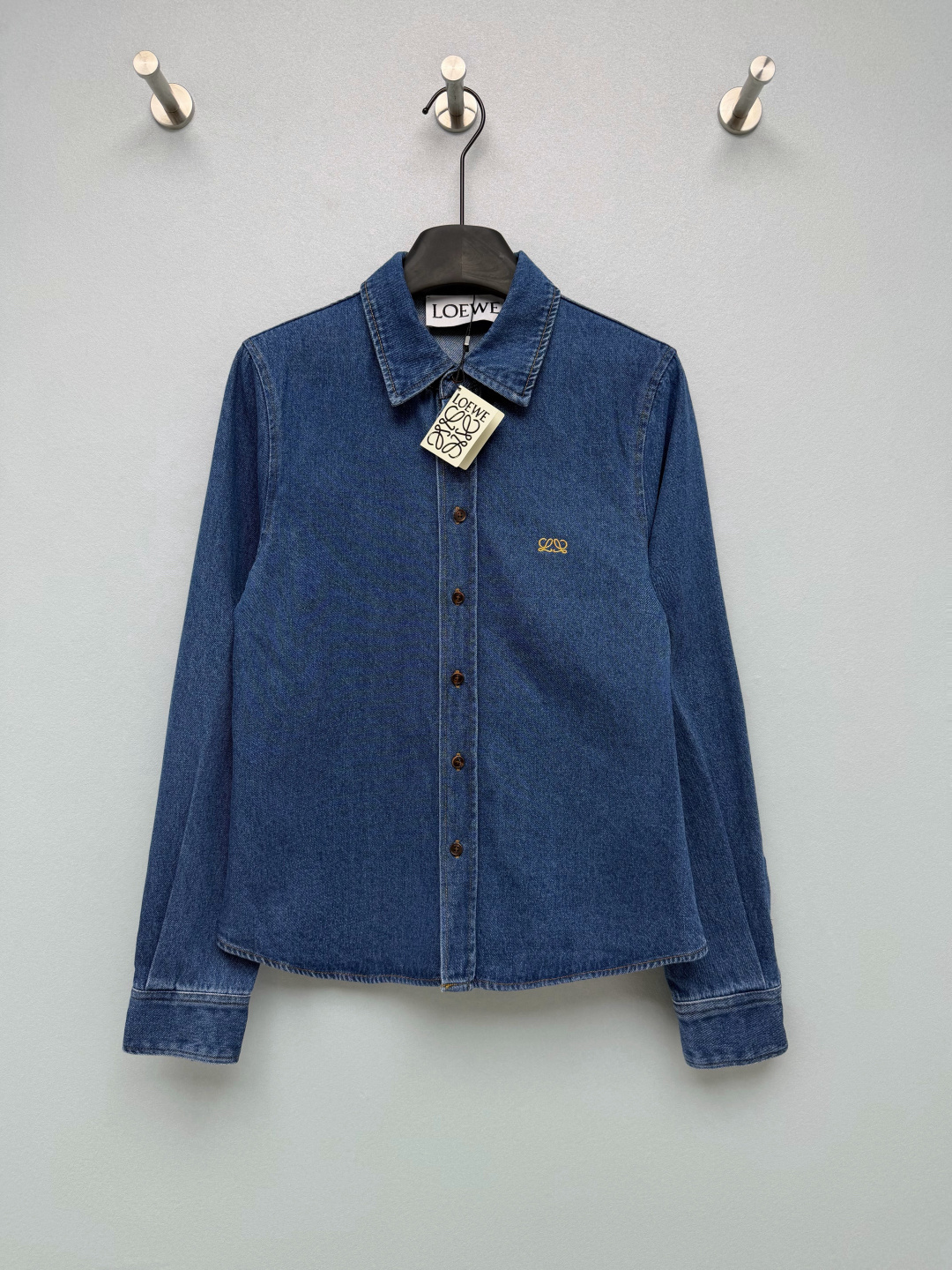 NO:933084,LOE* Loewe embroidered denim long-sleeved shirt  Washed denim fabric, with moderate softness and hardness. It has been treated with distressed water and has a natural texture. The upper body will not be stiff, taking into account both stiffness and wearing comfort. Simple lapels + short tailoring, flattering the body shape, not weighing down your body in daily life, exquisite gold embroidery on the chest  logo, low-key and luxurious, different from ordinary basic denim shirts, horn texture buttons + neat topstitching, full of details. Original color denim blue/charcoal gray distressed color is available, suitable for wearing alone or layered, versatile in all seasons. Two-color code 4  SMLXL, Loewe-clothing,loewe,loewe,shirts,19860909LOE*罗意威刺绣牛仔长袖衬衫 水洗牛仔面料,软硬适中,经过做旧水洗处理,肌理感自然,上身不会僵硬,兼顾挺括度与穿着舒适度.简约翻领+短款剪裁,修饰身形,日常不压个子,胸口精致金色刺绣logo,低调轻奢,区别于普通基础牛仔衫,牛角质感纽扣+工整明线车工,细节拉满.原色牛仔蓝/炭灰做旧色两色可选,单穿/内搭叠穿都适配,四季百搭.双色4码 SMLXL,罗意威-服装,loewe,loewe,shirts,,Women's clothing