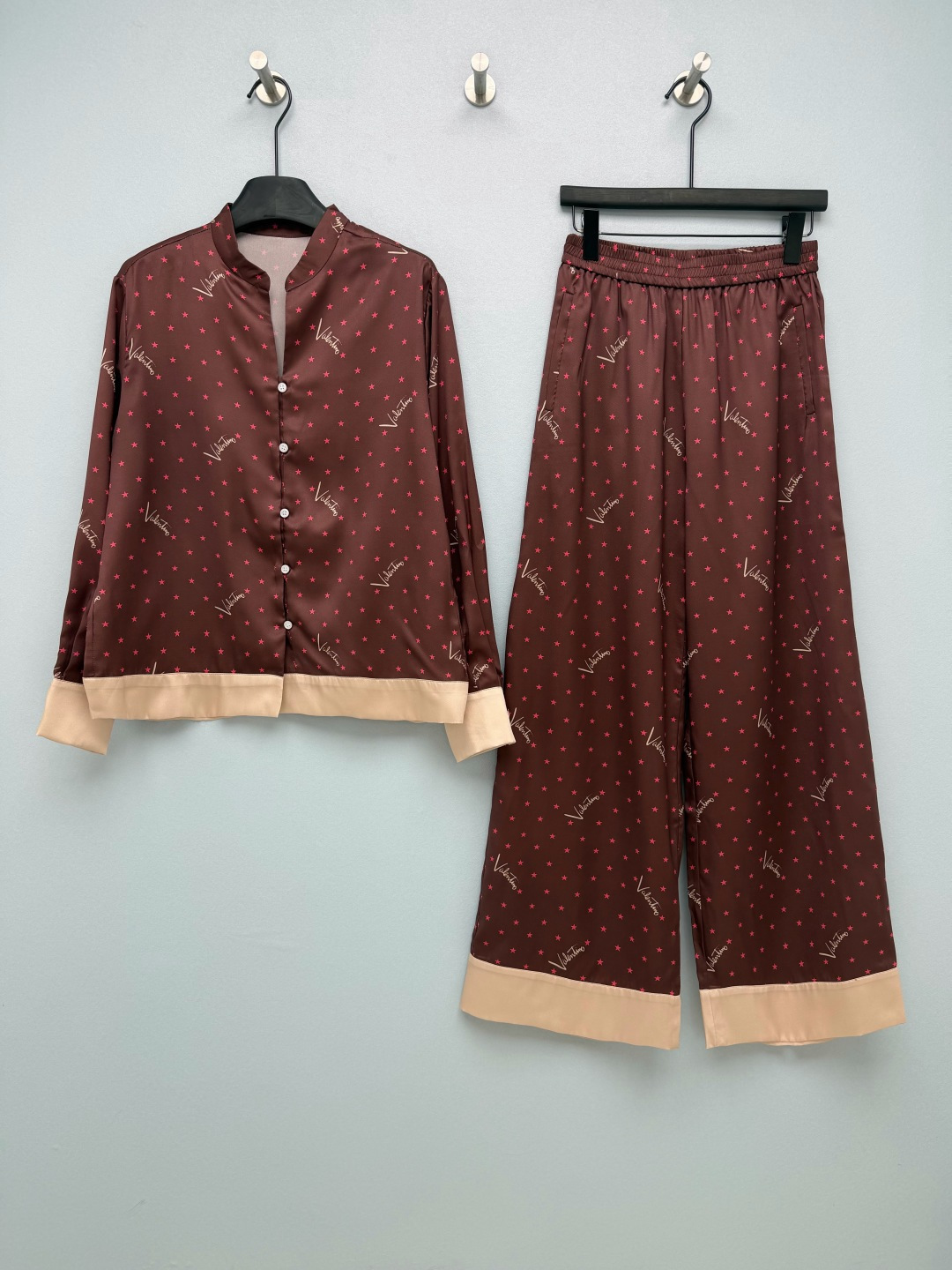 NO:941095,Valentin* star print satin suit (stand collar shirt + wide leg pants)  Delicate satin material, with a touch of soft light, the upper body is silky and elegant. The top is a loose and short version, paired with the elastic waist wide-leg pants of the same series. It has a strong drape, hides the flesh and makes you look slimmer, and is friendly to all body types. New Chinese-style small stand-up collar, paired with Mi Xing contrasting hem sleeves  The mouth is full of details and will not be monotonous. The background color is a gentle caramel coffee color, scattered with pink stars and handwritten signature prints, which is retro and romantic. The complete set can easily create a lazy and elegant relaxed outfit, and can easily wear an elegant and relaxed lady's temperament. Monochrome size 3  SML J,Valentino-clothing,valentino,valentino,shirts,19860909Valentin* 星星印花缎面套装（立领衬衫+阔腿裤） 细腻缎面材质,带着淡淡的柔光,上身丝滑又飘逸.上衣是宽松短款版型,搭配同系列松紧腰阔腿裤,垂坠感超强,藏肉显瘦,对各种身材都很友好.新中式小立领,搭配米杏撞色下摆袖口,细节感拉满,不会单调.底色是温柔的焦糖咖色,散落粉色小星星和手写签名印花,复古又浪漫.一整套轻松打造慵懒优雅的松弛穿搭,轻轻松松穿出优雅松弛的大小姐气质.单色3码 SML J,华伦天奴-服装,valentino,valentino,shirts,,Women's clothing