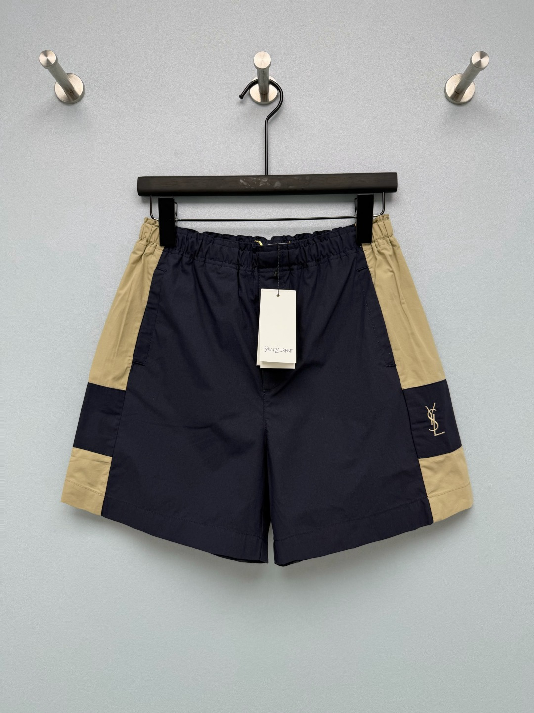 NO:941118,Ysl* navy blue color-blocked elastic casual shorts. Lightweight and quick-drying woven fabric, smooth and smooth, with good breathability. It is refreshing to wear in summer and does not have a sticky feeling. The navy blue background is matched with khaki contrast stitching, and the side is segmented color block design, giving a retro sports tone. Small gold thread embroidery YSL on the side of the pants  Logo, simple and exquisite, low-key to bring out the brand texture. Elastic waistband, elastic and comfortable, not tight on the belly, loose straight five-quarter version, very tolerant to the leg shape. Navy khaki contrasting three-quarter pants, elastic waist comfortable and comfortable. Monochrome size 3 SML B, Saint Laurent-Clothing, saint laurent, saint laurent, shorts,19860909Ysl* 藏青拼色松紧休闲短裤 轻薄梭织速干面料,平整顺滑,透气性佳,夏天穿清爽,没有闷黏的束缚感.藏青底色搭配卡其撞色拼接,侧边分段式色块设计,复古运动调性.裤侧小金线刺绣YSL Logo,简约精致,低调带出品牌质感.松紧腰头,弹力舒适,不勒肚子,宽松直筒五分版型,对腿型包容度很高.藏青卡其撞色五分裤,松紧腰舒适自在.单色3码 SML B,圣罗兰-服装,saint laurent,saint laurent,shorts,,Women's clothing