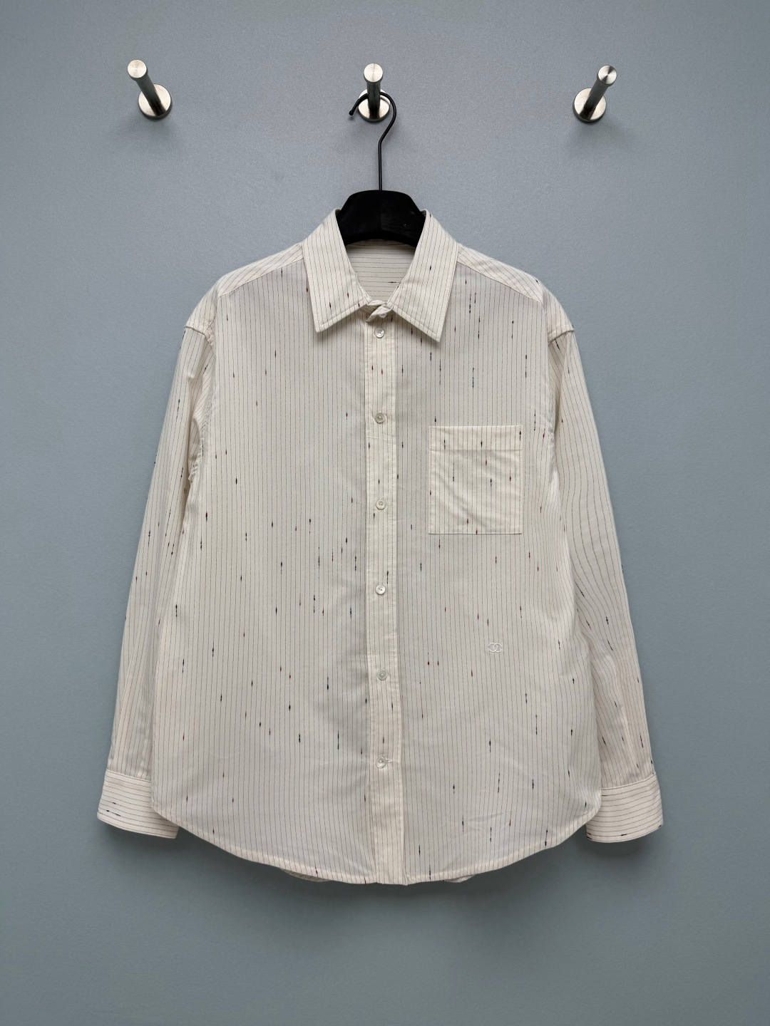 NO:941131,Xiaoxiangfeng colorful dot pinstripe loose long-sleeved shirt  Selected fine cotton blended woven fabric, soft and skin-friendly, with a natural and soft texture, breathable and comfortable. A small embroidered logo of the same color is hidden on the side of the body, which is low-key and unobtrusive. The pearl buttons on the cuffs are the finishing touch, hiding the exquisiteness in the small details. Classic  Lapel + chest pocket design, versatile style. Loose off-shoulder version, highly tolerant to the figure, arc hem, very layered when worn alone or layered. Mi Xing background color + vertical stripes + irregular red and black splash dots, artistic printing, soft and not exaggerated vision. Single color code 3  SML B, Chanel-clothing,chanel,shirts,19860909小香风彩点细条纹宽松长袖衬衫 精选细腻棉混纺梭织面料,手感柔和亲肤,带有自然柔和的肌理感,透气舒适.衣身侧边暗藏同色系刺绣小标,低调不张扬,袖口的珍珠纽扣是点睛之笔,把精致感藏在小细节里.经典翻领+胸袋设计,风格百搭.宽松落肩版型,对身材包容度高,圆弧下摆,单穿叠穿都很有层次感.米杏底色+竖条纹+不规则红黑泼墨小点,艺术感印花,视觉柔和不浮夸.单色3码 SML B,香奈儿-服装,chanel,shirts,,Women's clothing