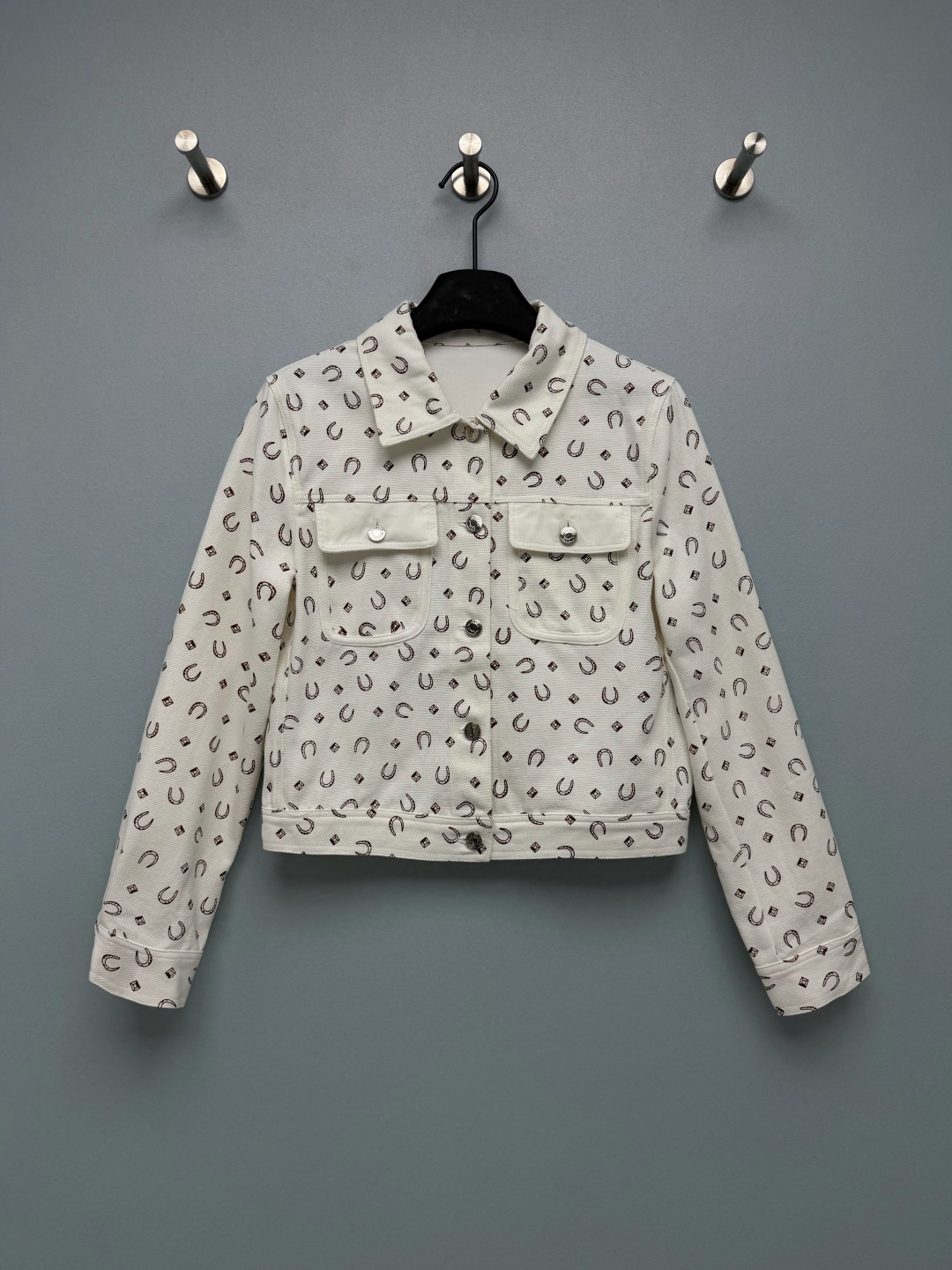 NO:941096,HE* vintage horseshoe print cropped work jacket  Textured canvas cotton fabric, stiff and not easily deformed, creates a neat short style, versatile in spring and autumn, breathable and comfortable to wear. The original horseshoe geometric all-over print pattern continues the design language of the series, the style is low-key and luxurious, different from ordinary solid color jackets. Lapel workwear version  , double pockets + metal buckle details, leather logo embellishment on the back, neat wiring, exquisite details, and online texture. High-waisted and short cut, elongated leg lines, highly tolerant to various body shapes. Off-white is gentle and artistic, black is cool and neat, two colors available.  Two-color code 4 B,Hermes-clothing,hermes,jackets & coats,jackets & coats,19860909HE* 复古马蹄印花短款工装夹克 肌理帆布棉面料,挺括不易变形,塑造利落短款衣型,春秋百搭,穿着透气舒适.原创马蹄几何满印图案,延续系列设计语言,风格低调轻奢,区别普通纯色外套.翻领工装版型,双口袋+金属扣细节,后幅皮质标牌点缀,走线工整,细节考究,质感在线.高腰短款剪裁,拉长腿部线条,对各种身材包容度高.米白温柔文艺,黑色酷飒利落,两色可选. 双色4码 B,爱马仕-服装,hermes,jackets & coats,jackets & coats,,Women's clothing