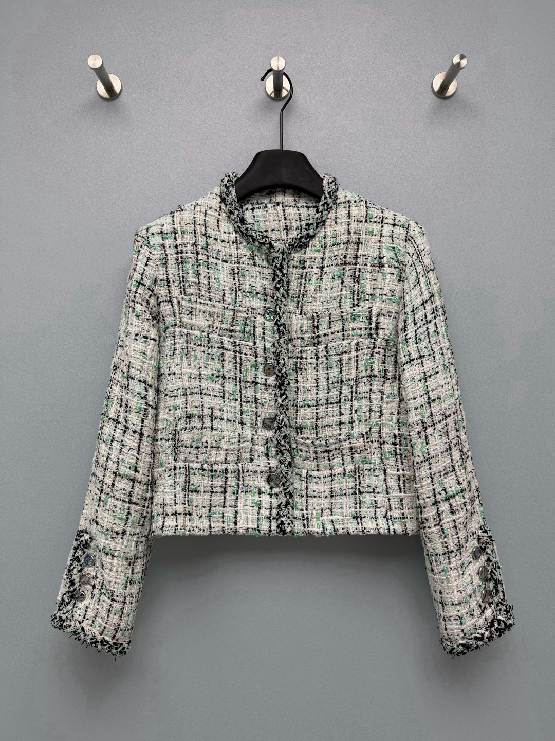 NO:941101,Cha* mint green tweed short coat  Blended tweed fabric, interwoven yarns, full texture, tweed texture is very delicate, white + light green + black blended weaving, with a gentle breathing feeling, not heavy and old-fashioned. The round-neck raw edge webbing design is retro and smart, with colorful abalone buttons, which have a fine luster under the light, low-key and noble. Short version  It is very friendly, easily optimizes the waistline ratio, slightly loose tailoring, and does not pick out the upper body lines. The classic double pocket design retains the elegance of Xiaoxiang. It is gentle when paired with a dress, and has a casual temperament when paired with jeans. It can be worn throughout the spring. Say goodbye to dull black, white and gray, this mint-toned Xiaoxiang jacket is perfect for spring!  Single color size 3 SML B, Chanel-clothing, chanel, skirts, jeans, jackets & coats,19860909Cha* 薄荷绿小香风粗花呢短款外套 混纺粗花呢面料,纱线交织编织,肌理饱满,粗花呢肌理很细腻,白+浅绿+黑的混纺编织,自带温柔的呼吸感,不会厚重老气.圆领毛边织带设计,复古又灵动,搭配幻彩鲍鱼贝纽扣,在光下自带细碎光泽,低调显贵.短款的版型很友好,轻松优化腰线比例,微宽松的剪裁,不挑上半身线条.经典双口袋设计,保留了小香的优雅气质,搭配连衣裙温柔,配牛仔裤又自带随性气质,承包整个春天的穿搭.告别沉闷的黑白灰,这件薄荷调小香外套太适合春天了！单色3码 SML B,香奈儿-服装,chanel,skirts,jeans,jackets & coats,,Women's clothing