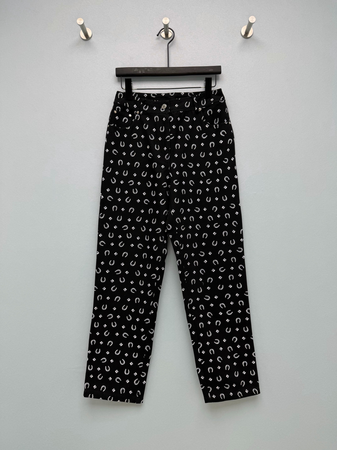 NO:941085,HE* Horseshoe print straight-leg casual pants  Selected twill woven cotton fabric, with a delicate texture, crisp and stylish, breathable and skin-friendly, with a soft washed texture, taking into account both muscle and bone texture and wearing comfort. The finely divided horseshoes + small squares are printed all over the pattern, which is low-key and recognizable, and not too fancy.  .The high-waisted nine-point straight version can easily modify the shape of the legs and visually lengthen the proportions. There are two colors of off-white and classic black, which can be used for both gentle daily life and cool leisure. The full-print casual pants with its own atmosphere bring a niche retro feel to the body. Two-color code 4  SMLXL B,Hermes-clothing,hermes,19860909HE* 马蹄印花直筒休闲裤 精选斜纹梭织棉面料,带有细腻的肌理感,挺括有型透气亲肤,水洗质感柔和,兼顾筋骨感与穿着舒适度.细碎的马蹄+小方块满印图案,低调又有辨识度,不会过于花哨.高腰九分直筒版型,轻松修饰腿型,视觉拉长比例.米白、经典黑两个配色,温柔日常和酷飒休闲都能拿捏.自带氛围感的满印休闲裤,把小众复古感穿在身上.双色4码 SMLXL B,爱马仕-服装,hermes,,Women's clothing