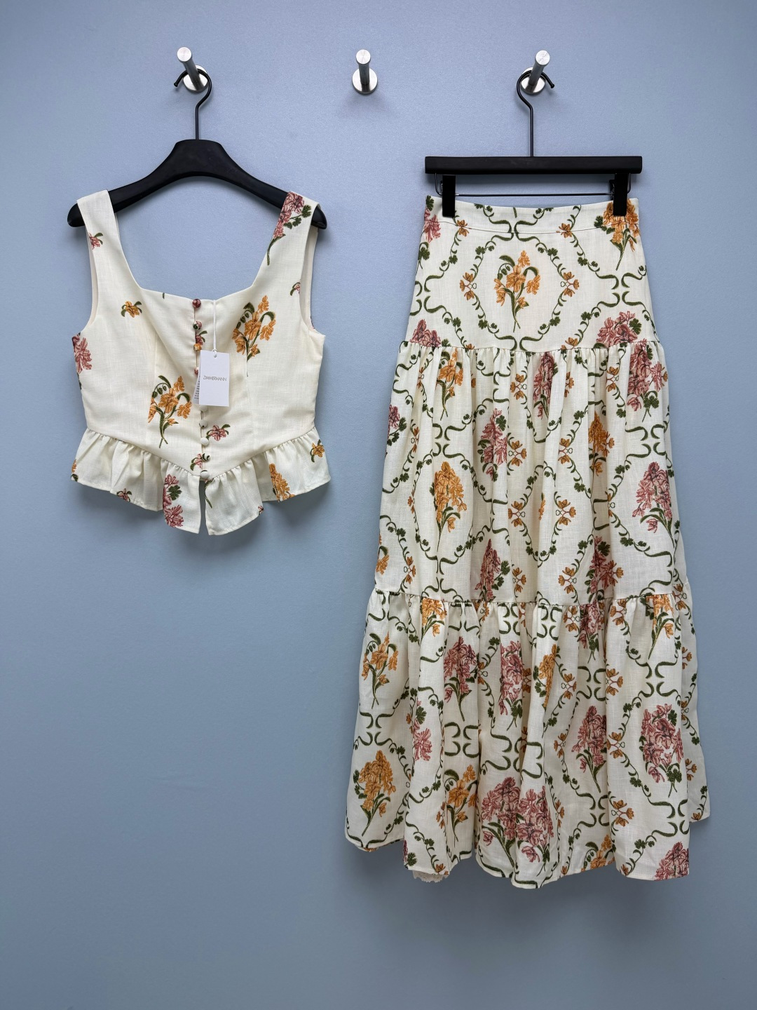 NO:941620,Zimm*  Retro floral linen two-piece set (square-neck short vest + layered cake skirt) with beige background and vine floral print, soft and retro tones, linen fabric with natural texture, breathable and loose. Square-neck short top, hem spliced with ruffles, and handmade wrapping cloth  Buttoned, playful and slimming, it can easily raise the waistline. The same printed layered cake skirt, with layers of pleats that give it a sense of elegance, making it light and agile to move around. The back zipper design makes it easy to put on and take off. Wearing the retro garden on your body, this linen printed suit really touches the aesthetic!  Solid color size 4 SMLXL, Zimmerman-clothing, skirts,19860909Zimm* 复古花卉亚麻两件套（方领短背心+分层蛋糕半裙）米底色搭配藤蔓花卉印花,色调柔和复古,亚麻面料带着天然肌理,透气又松弛.方领短款小上衣,下摆拼接荷叶边,搭配手工包布扣,俏皮又显瘦,轻松拉高腰线.同印花分层蛋糕半裙,层层褶皱自带飘逸感,走动起来轻盈灵动,后拉链设计穿脱很方便.把复古花园穿在身上,这套亚麻印花套装真的戳中了审美！单色4码 SMLXL,兹默曼-服装,skirts,,Women's clothing