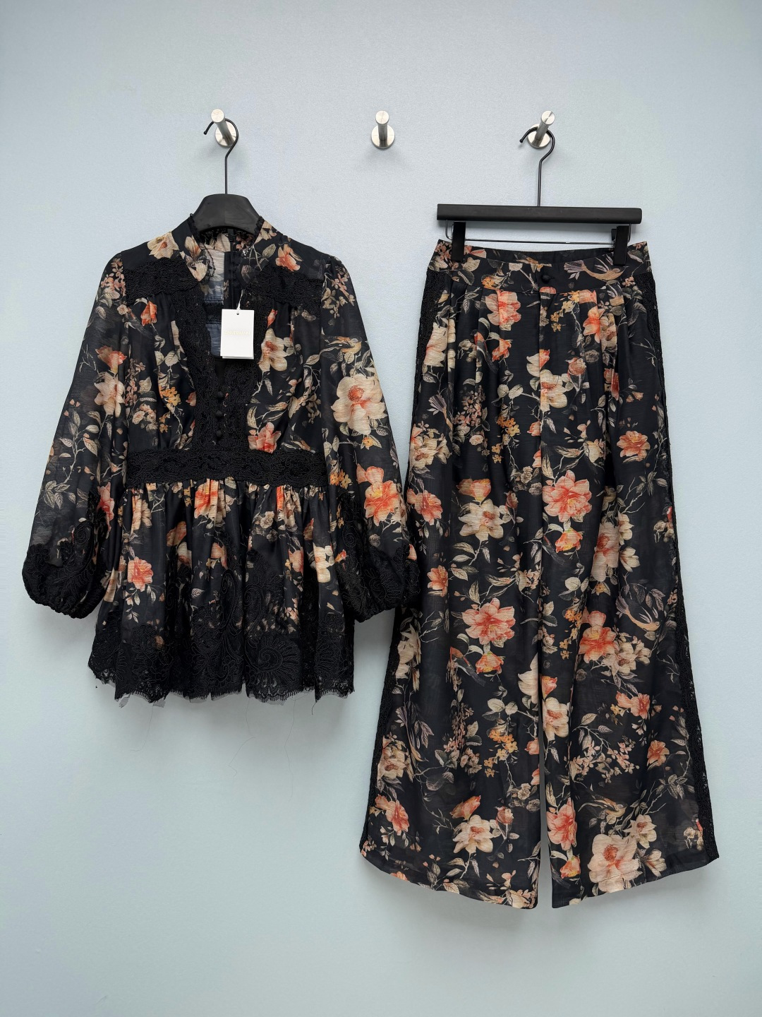 NO:941561,ZIMM* black bottom flower and bird lace two-piece set (puff sleeve top + wide leg pants)  Light and thin Tencel blended fabric, slightly translucent and hazy texture, with solid color lining, elegant and breathable, comfortable and not stuffy to wear in spring and summer. Retro oil painting style flower and bird prints, black background with warm colors, niche and high-end, rich visual layers, not easy to clash with. Full body water-soluble lace splicing, neckline, placket, waist and sleeves  The mouth and sides of the pants are made with lace, which enhances the sophistication and palace atmosphere. The lantern puff sleeves + waist-cinching umbrella hem top hide the flesh and make the upper body slimmer, and optimize the proportion of the upper body. The invisible zipper on the back is easy to put on and take off. The high-waisted wide-leg pants accommodate the crotch and leg shape, and the lace embellishment on the side gives you a sense of elegance when walking!  Solid color size 4 SMLXL, Zimmerman-clothing,19860909ZIMM*黑底花鸟蕾丝拼接两件套（泡泡袖上衣+阔腿裤） 轻薄天丝混纺面料,微透朦胧质感,搭配纯色内衬,飘逸透气,春夏穿着舒适不闷.复古油画风花鸟印花,黑底暖调花色,小众高级,视觉层次丰富,不易撞款.全身水溶蕾丝拼接,领口、门襟、腰节、袖口、裤侧做蕾丝花边,提升精致度与宫廷氛围感.灯笼泡泡袖+收腰伞摆上衣,藏肉显瘦,优化上半身比例,后背隐形拉链穿脱方便.高腰垂感阔腿裤,包容胯部与腿型,侧边蕾丝点缀,走路自带飘逸感！ 单色4码 SMLXL,兹默曼-服装,,Women's clothing