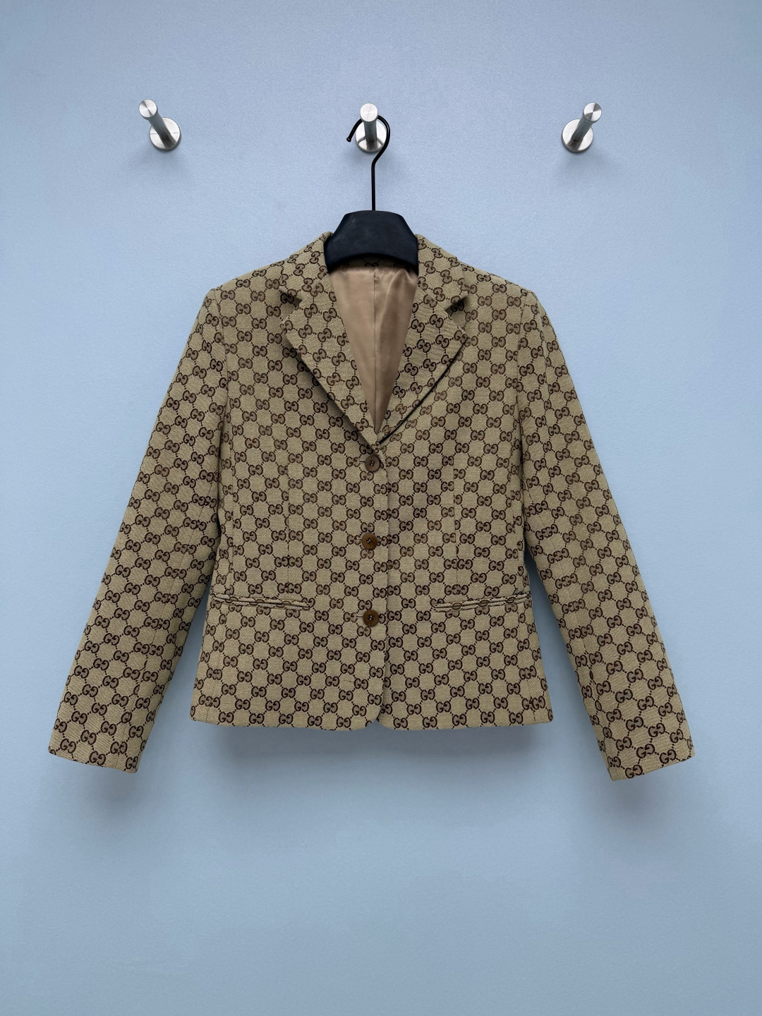 NO:942303,Gu* Presbyopia jacquard short blazer  Made of textured jacquard woven fabric, fully printed with classic old flower jacquard patterns, the fabric is crisp and stylish, not easy to collapse and deform, classic flat lapel design, thin rolling lines around the edges, retro wooden single row buttons, welted pockets on both sides, simple and restrained, no  There are unnecessary exaggerated decorations. The short waisted small suit version has a slightly closed hem, optimizing the upper and lower body proportions, neat and refined, not too loose and procrastinating, and adaptable to a variety of body shapes. The retro presbyopic small suit that is charming at a glance balances elegance and relaxation!  Solid color size 3 SML, Gucci-clothing, gucci, jackets & coats, business suit,19860909Gu* 老花提花短款西装外套 采用肌理感提花梭织面料,满印经典老花提花图案,面料挺括有型,不易软塌变形,经典平驳领设计,边缘细滚线包边,复古木质单排纽扣,两侧嵌线口袋,简约克制,没有多余浮夸装饰.短款收腰小西装版型,微收下摆,优化上下身比例,利落精致,不会过于宽松拖沓,适配多种身形.一眼沦陷的复古老花小西装,平衡了优雅与松弛感！单色3码 SML,古驰-服装,gucci,jackets & coats,business suit,,Women's clothing