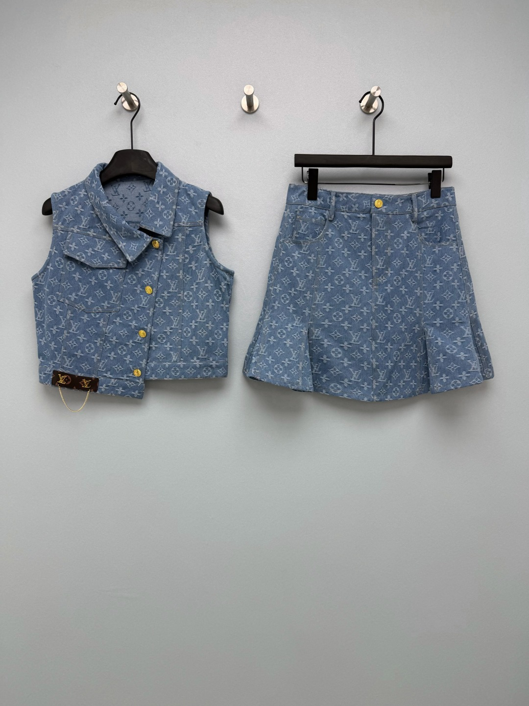 NO:942311,lou* jacquard denim vest + fishtail skirt suit. Vintage washed denim fabric, all-over old flower jacquard craftsmanship, high-end texture. The vest has diagonal lapels + diagonal gold round buttons, asymmetric placket design, adding layering to the look, and the hem is embellished with small leather label chain accessories. The skirt adopts classic denim craftsmanship, open stitching, side pocket design, fishtail loose tailoring, smart and slimming. The whole set of light denim blue color is refreshing and soft, matched as a set, it can easily create a refined and light luxury feeling!  Solid color size 3 SML,Louis Vuitton-clothing,louis vuitton,skirts,19860909lou* 提花牛仔马甲+鱼尾短裙套装 复古水洗牛仔面料,通体老花提花工艺,肌理高级.马甲斜向翻领+斜排金色圆扣,不对称门襟设计,增加造型层次感,下摆搭配皮标链条小配饰点缀.半裙采用经典牛仔工艺,明线走线,侧边口袋设计,鱼尾散摆剪裁,灵动显瘦.整套浅牛仔蓝配色清爽柔和,成套搭配,轻松打造精致轻奢感！ 单色3码 SML,路易威登-服装,louis vuitton,skirts,,Women's clothing