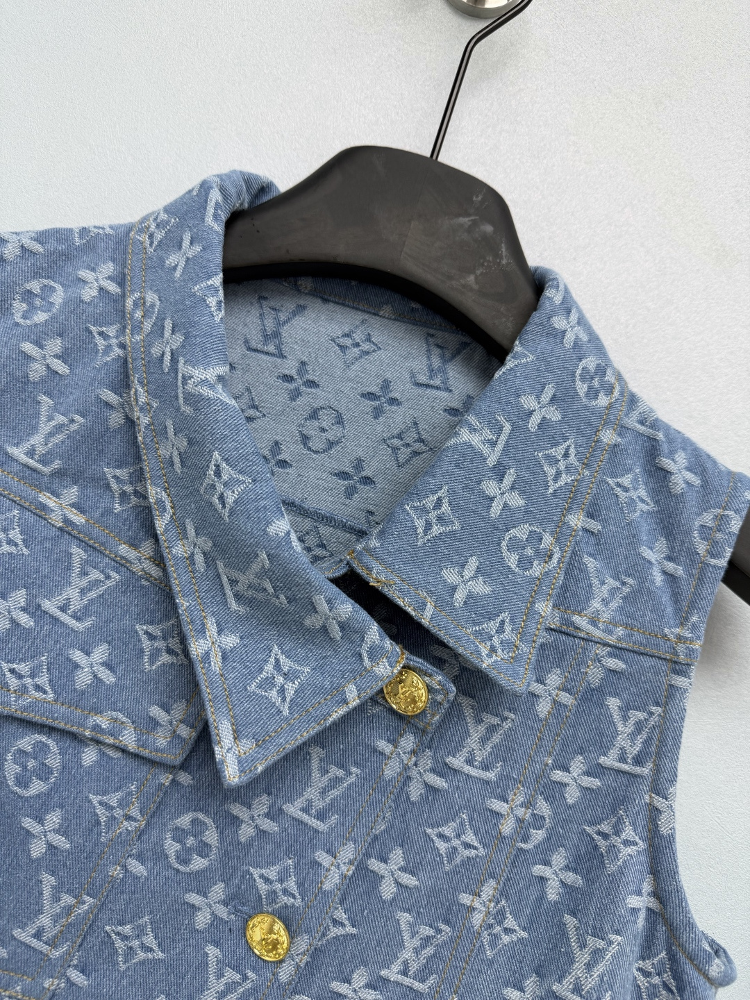 Джинсовый комплект с монограммой Louis Vuitton