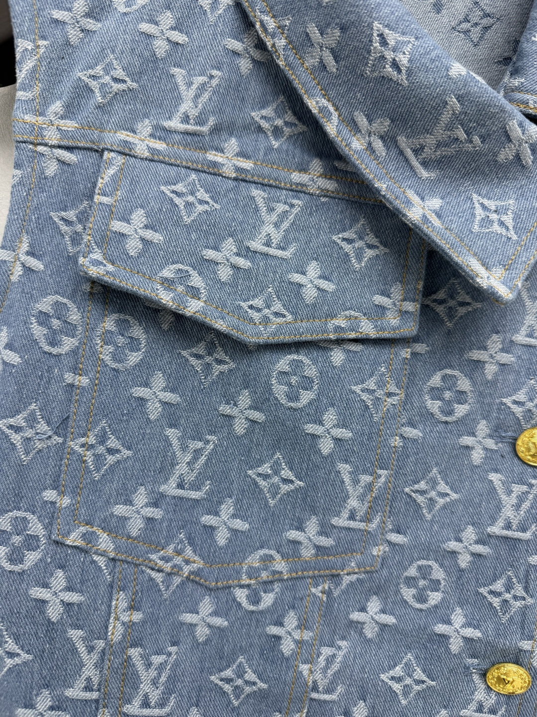 Джинсовый комплект с монограммой Louis Vuitton