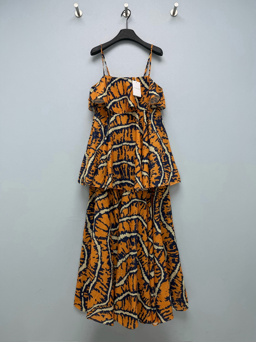 NO:942429,Zimm* resort style printed strappy cake maxi dress  Exotic-style printed suspender long skirt, made of textured breathable fabric, comfortable and skin-friendly. Adjustable thin suspenders, free to adjust the length, adapt to different shoulder widths, modify the shoulder and neck lines. The ruffled fold design on the chest adds a sense of romantic layering and weakens the bloated feeling of the upper body. The back  Invisible zipper opening and closing, easy to put on and take off, with lining inside, no need to worry about skin see-through. Double-layer cake skirt, naturally hanging and spreading, giving it an elegant and flexible atmosphere when walking. Orange, yellow and blue contrasting abstract prints, rich retro exotic atmosphere, visually eye-catching and full of atmosphere.  Solid color size 4 SMLXL, Zimmerman-clothing, skirts,19860909Zimm* 度假风印花吊带蛋糕长裙 异域风印花吊带长裙,采用肌理感透气面料,舒适亲肤.可调节细吊带,自由调整衣长,适配不同肩宽,修饰肩颈线条.胸前荷叶边翻折设计,增加浪漫层次感,弱化上半身臃肿感.后背隐形拉链开合,穿脱便捷,内里带衬布,不用担心透肤.双层蛋糕裙摆,自然垂落散开,走动自带飘逸灵动的氛围感.橙黄蓝撞色抽象印花,浓郁复古异域氛围感,视觉吸睛,氛围感十足. 单色4码 SMLXL,兹默曼-服装,skirts,,Women's clothing