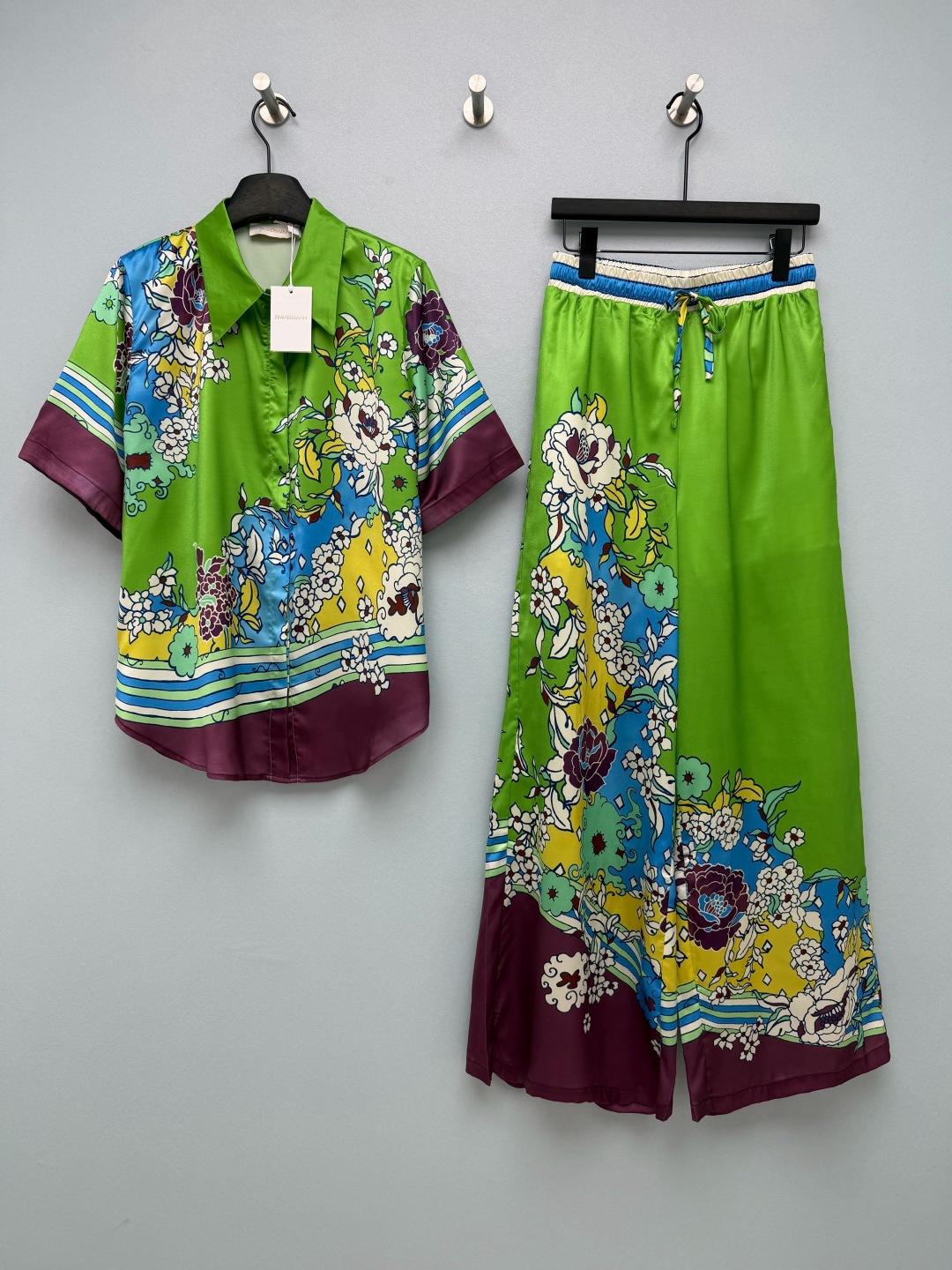 NO:942442,ALMAI* Vintage printed satin two-piece set  Selected draping satin fabric, with a soft luster, positioning floral contrasting prints, full of artistic atmosphere. The top is a lapel short-sleeved shirt, loose and slightly dropped shoulders, with an arc hem, casual and not tight. The wide-leg trousers have an elastic drawstring waist.  The loose straight pants have a good effect on hip width and leg shape. The whole upper body is relaxed and elegant. The color is rich and full of artistic atmosphere. It is very eye-catching for vacation or daily wear. You don’t need to think about matching. You can easily wear a complete upper body to create a fashionable accent!  Single color size 4 SMLXL, women's clothing, shirts, T-shirt,19860909ALMAI* 复古定位印花缎面两件套套装 精选垂顺缎上面料,自带柔和光泽感,定位花卉撞色印花,艺术氛围感十足.上衣是翻领短袖衬衫,宽松微落肩剪裁,弧形下摆,随性不紧绷.阔腿长裤采用松紧抽绳腰头,宽松直筒裤型,对胯宽、腿型修饰效果很好,整套上身松弛显气场.配色浓郁又充满艺术氛围感,度假或者日常出门穿都超吸睛,不用思考搭配,成套上身轻松穿出时髦腔调！ 单色4码 SMLXL,女装,shirts,T-shirt,,Women's clothing
