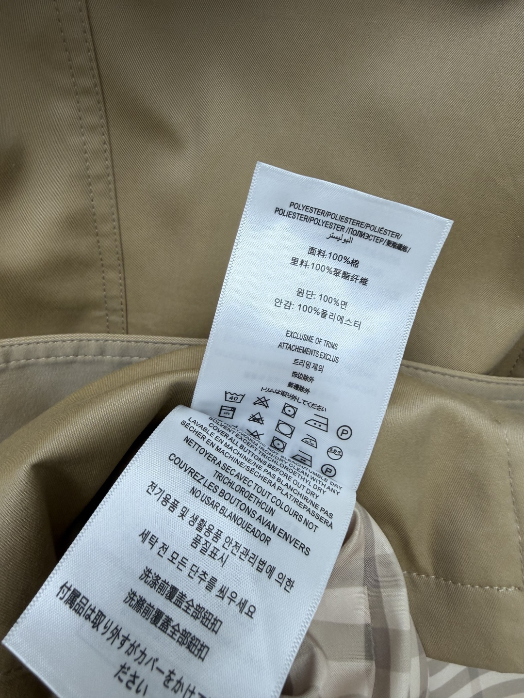 🔥🔥 BUR*短款连帽双排扣风衣 高密度棉质塔夫绸面料，挺括抗风，具备基础防泼水效果，不易变形，耐穿好打理。可收纳连帽设