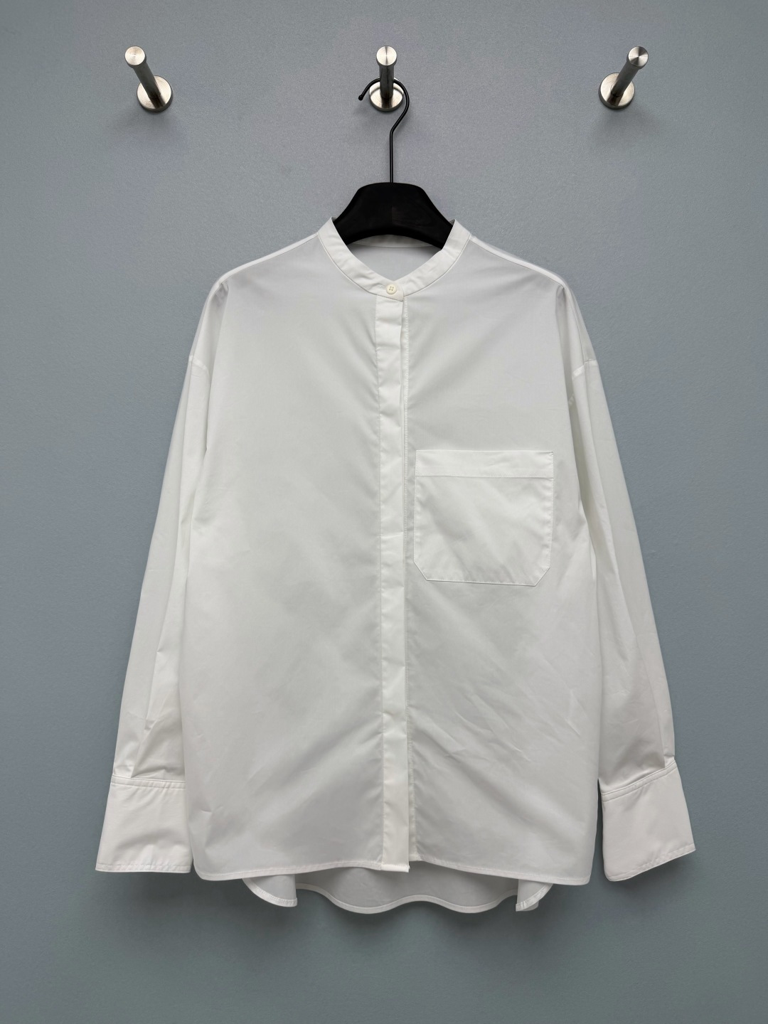 NO:942668,Cha* stand collar loose white casual shirt  The high-count, crisp cotton fabric is not easy to collapse and wrinkle, is breathable and refreshing, and has a clean and neat texture. The simple small stand-up collar cut is different from the regular lapel, and has a cool and relaxed feeling, weakening the formal feeling. The placket is designed with a hidden button, which is visually clean and tidy, and will not be out of place.  Buttons destroy the minimalist atmosphere. Large patch pockets on one side are embellished to add a sense of hierarchy and have practical storage functions. Longer and wider cuffs, double-button adjustment, can be folded at will to create casual dressing details. A white shirt with a relaxed ceiling that you will never get tired of wearing!  Single color code 3 SML, Chanel-clothing, chanel, shirts,19860909Cha* 立领宽松白色休闲衬衫 高支挺括棉质面料,不易软塌起皱,透气清爽,自带干净利落的质感.简约小立领剪裁,区别常规翻领,自带清冷松弛感,弱化正式感.门襟暗扣设计,视觉干净整洁,不会因为纽扣破坏极简氛围感.单侧大贴袋点缀,增加层次感,兼具实用收纳功能.加长加宽袖口,双扣调节,可随意翻折,打造随性穿搭细节.松弛感天花板永远穿不腻的一件白衬衫！ 单色3码 SML,香奈儿-服装,chanel,shirts,,Women's clothing
