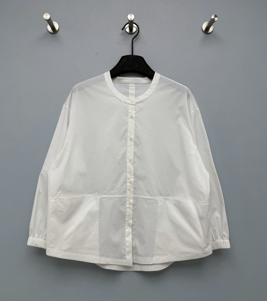 NO:942609,Cho* round neck patchwork elastic sleeve white shirt  Made of high-count combed cotton fabric, it is crisp and smooth, has good breathability, is not easy to wrinkle, and is easy to take care of every day. Simple round neck design, soft and neat lines, without the formal feeling of lapels, casual and durable in daily life. Fully buttoned placket, same color beige  White buttons, soft and unified colors, clean and refreshing visuals. The body is cut horizontally to break the monotony and increase the three-dimensional sense of the silhouette. The elastic pleated design of the cuffs creates a three-quarter lantern sleeve effect, modifying the arm lines, making it flexible and not rigid.  Single color size 3 SML, women's clothing, shirts,19860909Cho* 圆领拼接松紧袖白衬衫 高支精梳棉面料,挺括顺滑,透气性佳,不容易起褶皱,日常好打理.简约小圆领设计,线条柔和利落,没有翻领的正式感,日常随性耐看.全开扣门襟,同色系米白纽扣,色调柔和统一,视觉干净清爽.衣身横向分割裁线,打破单调感,增加版型立体感.袖口松紧抽褶设计,形成七分灯笼袖效果,修饰手臂线条,灵动不呆板. 单色3码 SML,女装,shirts,,Women's clothing