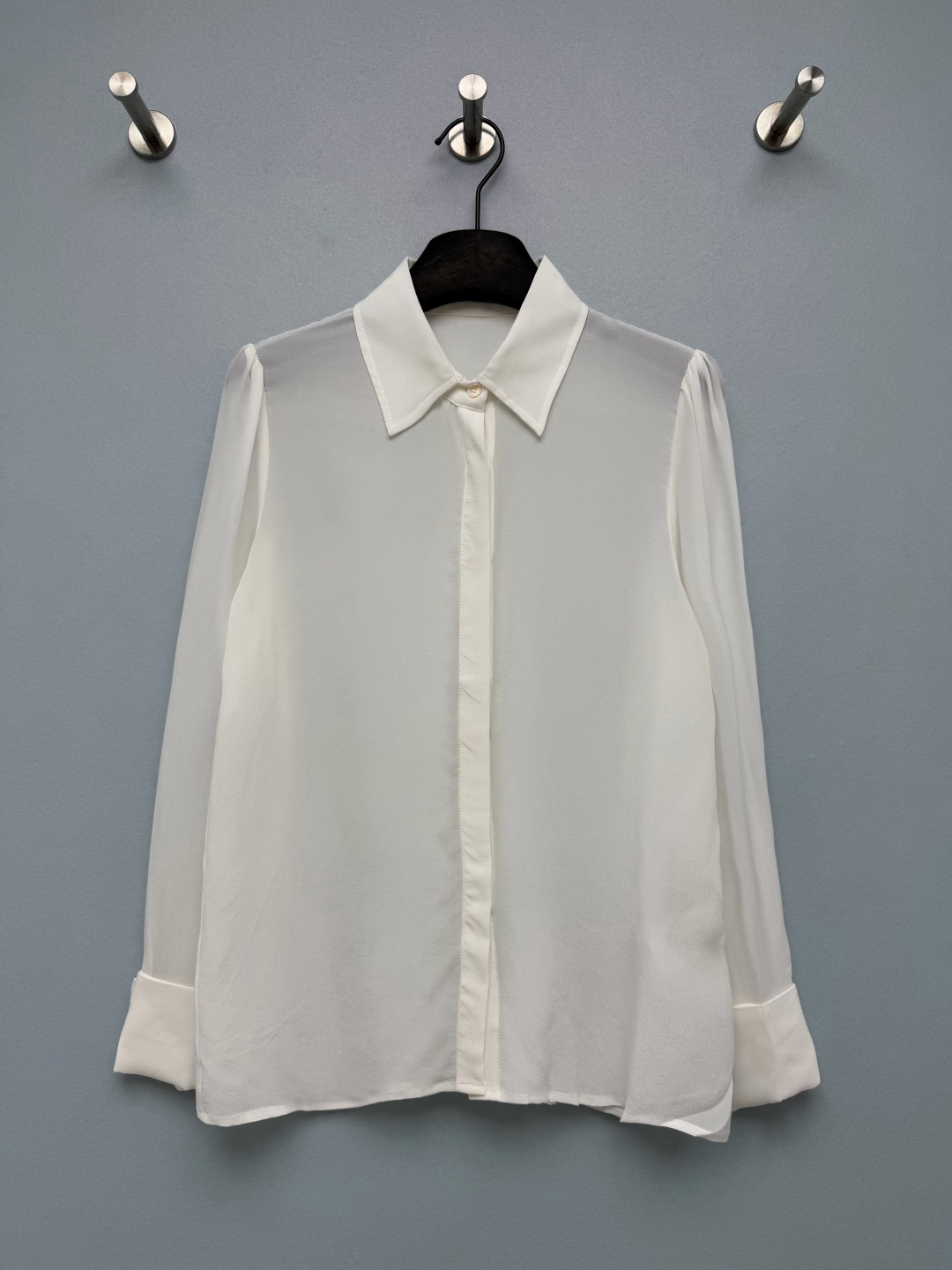 NO:942602,Cha* lapel satin textured long-sleeved shirt  The drapey acetate fabric has a soft matte luster, is smooth and skin-friendly, is not easy to wrinkle, and has a high-end soft light feel. Classic pointed lapels, neat and neat routing, modify the neck line, and have a strong sense of commuting. The hidden placket design, the buttons are hidden inside, and the clothes  The surface is simple and clean, simple and elegant. The widened fold-down cuffs and amber capsule-shaped decorative buttons are exquisite and niche, which enhances the sophistication of the entire shirt. The simple straight hem and clean tailoring easily create an elegant and capable temperament, and you can wear it with quality no matter how you wear it!  Single color code 3 SML, Chanel-clothing, chanel, shirts,19860909Cha*翻领缎面质感长袖衬衫 垂感醋酸面料,自带柔和哑光光泽,顺滑亲肤,不易起皱,自带高级柔光感.经典尖角翻领,走线工整利落,修饰颈部线条,通勤氛围感强.暗门襟设计,纽扣隐藏在内,衣面简洁干净,简约大气.加宽翻折式袖口,搭配琥珀胶囊造型装饰扣,精致小众,提升整件衬衫精致感.简约平直下摆,剪裁干净,轻松打造优雅干练气质,怎么穿都有质感！ 单色3码 SML,香奈儿-服装,chanel,shirts,,Women's clothing