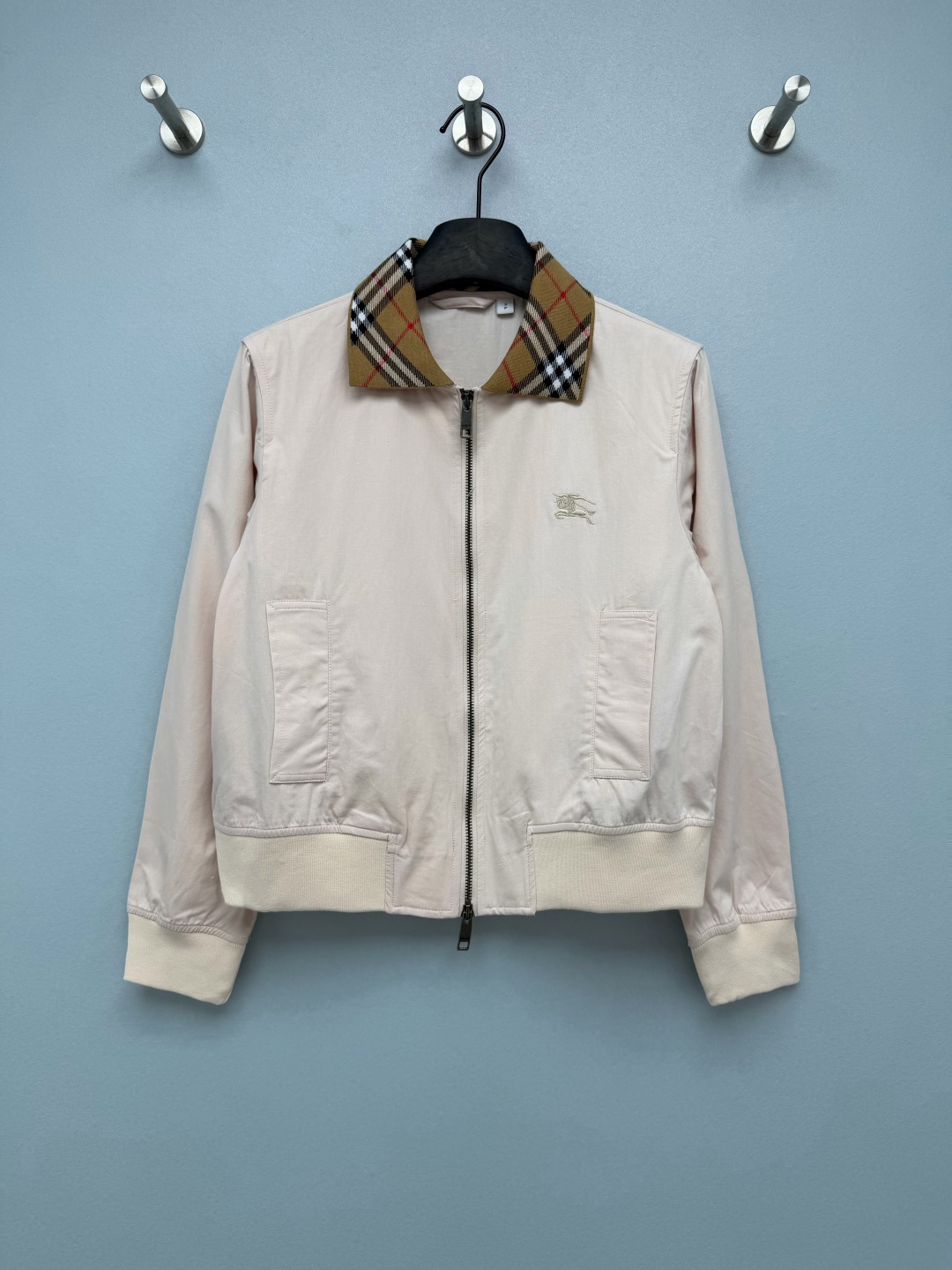 NO:942617,BUR* Check Collar Cropped Harrington Jacket  Cotton twill fabric, stiff and durable, anti-wrinkle and easy to care for, with a soft matte texture on the surface, comfortable and breathable for daily wear. Classic retro plaid lapels, brand iconic elements, contrasting embellishments to enhance recognition. Embroidered war horse logo on the left chest, low-key and refined, not too showy. Fully-open metal zipper  Chain, vintage distressed zipper hardware, high-quality texture. Square patch pockets on both sides, taking into account both decoration and practicality. Short fit Harrington version, threaded hem and cuffs, optimized upper and lower body proportions, neat and not bulky, casual and casual. Two colors available, light nude pink is soft and gentle, bright pink is lively and age-reducing.  Two-color code 3 SML, Burberry-clothing, burberry, jackets & coats,19860909BUR*格纹领短款哈灵顿夹克 棉质斜纹面料,挺括耐穿,抗皱易打理,表层带有柔和哑光质感,日常穿着舒适透气.经典复古格纹翻领,品牌标志性元素,撞色点缀提升辨识度.左胸战马刺绣标识,低调精致,不会过于张扬.全开式金属拉链,复古做旧拉链五金,质感高级.两侧方形贴袋,兼顾装饰性与实用性.短款合身哈灵顿版型,螺纹下摆与袖口,优化上下身比例,利落不压个子,休闲随性.两色可选,浅裸粉柔和温柔,亮粉色活泼减龄. 双色3码 SML,博柏利-服装,burberry,jackets & coats,,Women's clothing