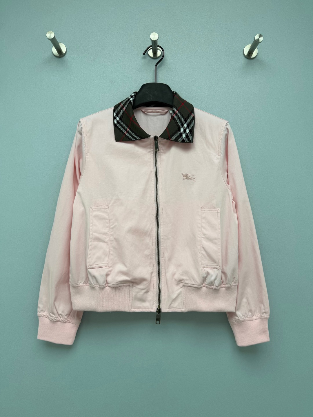 NO:942624,BUR* Check Collar Cropped Harrington Jacket  Cotton twill fabric, stiff and durable, anti-wrinkle and easy to care for, with a soft matte texture on the surface, comfortable and breathable for daily wear. Classic retro plaid lapels, brand iconic elements, contrasting embellishments to enhance recognition. Embroidered war horse logo on the left chest, low-key and refined, not too showy. Fully-open metal zipper,  Retro distressed zipper hardware, high-quality texture. Square patch pockets on both sides, taking into account both decoration and practicality. Short-fitting Harrington style, threaded hem and cuffs, optimized upper and lower body proportions, neat and not bulky, casual and casual. Two colors available, light nude pink is soft and gentle, bright pink is lively and age-reducing. Two-color 3 sizes  SML,Burberry-clothing,burberry,jackets & coats,19860909BUR*格纹领短款哈灵顿夹克 棉质斜纹面料,挺括耐穿,抗皱易打理,表层带有柔和哑光质感,日常穿着舒适透气.经典复古格纹翻领,品牌标志性元素,撞色点缀提升辨识度.左胸战马刺绣标识,低调精致,不会过于张扬.全开式金属拉链,复古做旧拉链五金,质感高级.两侧方形贴袋,兼顾装饰性与实用性.短款合身哈灵顿版型,螺纹下摆与袖口,优化上下身比例,利落不压个子,休闲随性.两色可选,浅裸粉柔和温柔,亮粉色活泼减龄.双色3码 SML,博柏利-服装,burberry,jackets & coats,,Women's clothing