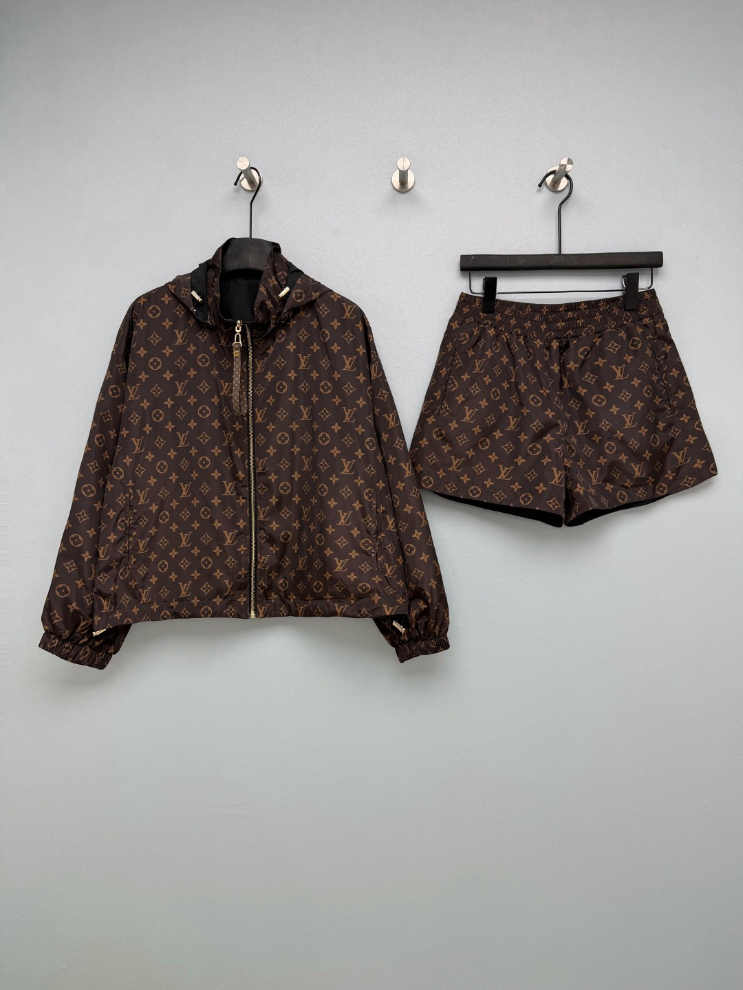 NO:942633,lou* Presbyopic hooded jacket + elastic shorts two-piece suit  Light and thin windproof nylon fabric, smooth and durable, with windproof and splashproof properties, the upper body is light and weight-free, suitable for daily travel. The classic all-over presbyopia pattern is highly recognizable, retro and fashionable, and the complete set has a stronger atmosphere. The jacket is hooded and has a metal drawstring buckle at the hood, which can be freely tightened to prevent wind. Customized metal zipper with presbyopic leather zipper  Tail, exquisite and high-end details. Hidden pockets on both sides of the jacket, with drawstrings at the hem of the cuffs, can adjust the looseness. The shorts are fully elasticated waistband, no need to tie, easy to put on and take off, practical and convenient side pockets. The jacket is short and dropped shoulders, loose version, casual and casual, the shorts are elastic waist and wide leg version, do not pick the waistline, hide the flesh and show the length of the legs, the complete set is neat and proportional!  Solid color size 3 SML,Louis Vuitton-clothing,louis vuitton,shorts,jackets & coats,hats,19860909lou* 老花连帽外套+松紧短裤两件套装 轻薄防风尼龙面料,顺滑耐穿,具备防风防泼属性,上身轻便无负重感,适合日常出游.经典满印老花图案,辨识度高,复古时髦,成套搭配氛围感更强.外套连帽设计,帽口金属抽绳扣,可自由收紧防风.定制金属拉链,搭配老花皮饰拉链袢,细节精致高级.外套两侧隐形插袋,袖口下摆带抽绳,可调整宽松度.短裤全松紧腰头,无需系带,穿脱便捷,侧边口袋实用方便.外套短款落肩宽松版型,休闲随性,短裤松紧腰阔腿版型,不挑腰围,藏肉显腿长,成套穿搭利落显比例！ 单色3码 SML,路易威登-服装,louis vuitton,shorts,jackets & coats,hats,,Women's clothing