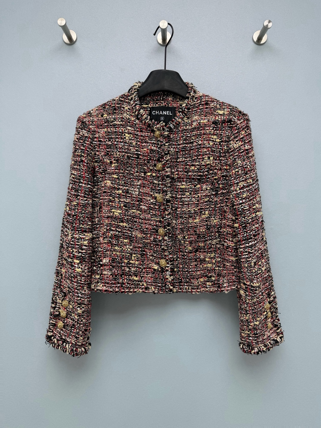 NO:942784,CHA* colorful thread short fragrant jacket  Customized tweed fabric, blended and woven with multi-color yarns of black, red and beige, with a strong texture, thick and crisp, and rich layering. The edges of the body are edged with raw fringed webbing, which is casual and retro, reinforcing Xiaoxiang's signature craftsmanship. Retro-engraved gold metal buttons, with exquisite three-dimensional embossed textures, highlight the sense of luxury. Three cuffs  Gold buckles are embellished, and the details echo the placket, enhancing the sophistication of the entire jacket. Mixed color yarn weaving is rich in color but not cluttered, and has a strong retro atmosphere. The classic round neck short cut, the length of the dress is short, optimizes the body proportions, and is neat and slim without weighing down the height. Atmospheric colorful weaving, a classic and timeless Xiaoxiang short jacket!  Single color size 3 SML, Chanel-clothing, chanel, jackets & coats,19860909CHA*彩线短款小香外套 定制粗花呢面料,黑、红、米黄多色纱线混纺编织,肌理感强烈,厚实挺括,层次感丰富.衣身边缘做毛边流苏织带包边,随性复古,强化小香标志性工艺.复古雕花金色金属纽扣,浮雕纹路精致立体,奢华感突出.袖口三粒金扣点缀,细节呼应门襟,提升整件外套精致度.混色彩纱编织,色彩丰富却不显杂乱,复古氛围感浓厚.经典圆领短款剪裁,衣长偏短,优化身材比例,利落显瘦,不压身高.氛围感彩色编织、经典永不过时的小香短外套！单色3码 SML,香奈儿-服装,chanel,jackets & coats,,Women's clothing
