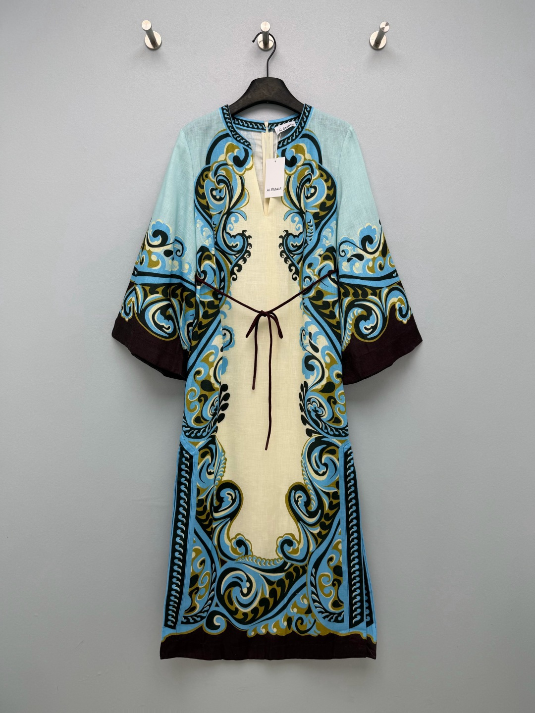 NO:942806,ALMAI* vintage totem print midi dress  Linen fabric has clear and natural texture, breathable and refreshing, and the upper body is draped and comfortable, which is very suitable for hot weather in spring and summer. Small V-shaped round neck design, invisible zipper opening and closing at the back collar, easy to put on and take off, and the collar has a circle of retro pattern wrapping, which is exquisite and durable. The whole piece is printed with symmetrical baroque curly totem, and the blue and brown color is retro and rich, visually  High-end and recognizable. The three-quarter trumpet sleeves are cut to weaken the flesh of the arms and increase the sense of elegance and relaxation. The detachable thin ties can be used to tighten the waist to create a curve. Without a belt, it has the effect of a casual and lazy straight skirt. The loose straight mid-length skirt version optimizes body proportions and is not picky about the body shape. This linen printed long skirt has a relaxed vacation and exotic atmosphere!  Single color size 4 SMLXL, women's clothing, skirts,19860909ALMAI*复古图腾印花中长连衣裙 亚麻面料,带有清晰自然肌理,透气清爽,上身垂坠舒适,很适合春夏炎热天气.小V型圆领设计,后领隐形拉链开合,穿脱便捷,领口带有一圈复古回纹包边,精致耐看.整件采用对称式巴洛克卷草图腾印花,蓝棕配色复古浓郁,视觉高级有辨识度.七分喇叭袖剪裁,弱化手臂肉肉,增加飘逸松弛感.可拆卸细系带,可收腰打造曲线,不系腰带就是随性慵懒的直筒裙效果.宽松直筒中长裙版型,优化身材比例,不挑身形.自带松弛度假、异域氛围感的亚麻印花长裙！单色4码 SMLXL,女装,skirts,,Women's clothing