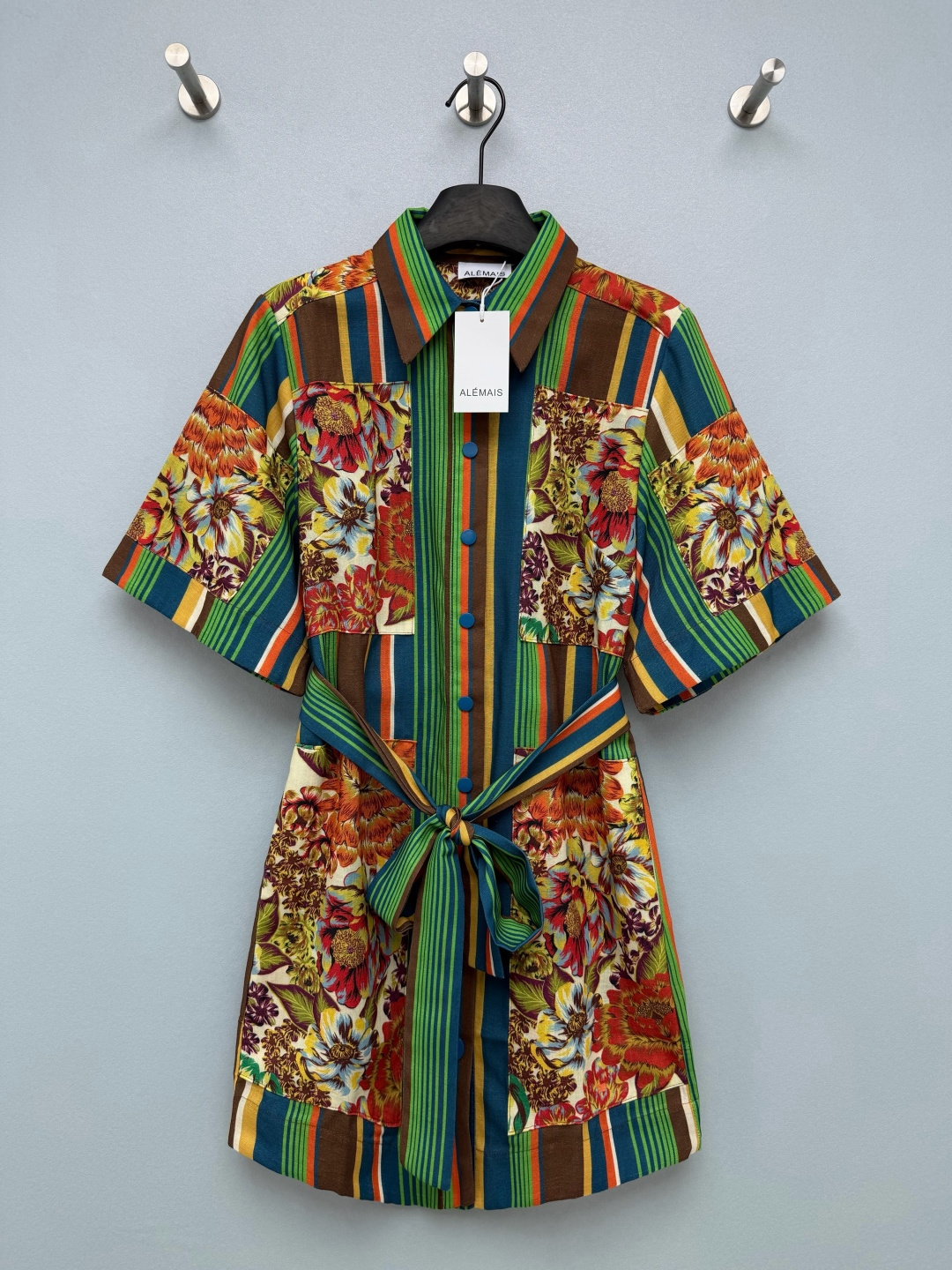 NO:942745,ALMAI* Retro Color Block Short Shirt Dress  Linen blended fabric, breathable and dry, with natural texture, comfortable and not stuffy to wear on vacation. Lapel shirt collar + front button closure, classic shirt skirt style, easy to put on and take off. Stripes and retro large flower splicing prints, contrasting colors are full of 70s retro atmosphere, easy to identify  Extremely high. Floral patch decoration on the chest adds a sense of layering. Straight-leg shirt dress style, paired with a lace-up belt of the same fabric, which can freely tighten the waistline and optimize body proportions. The loose sleeves hide arm fat, and the short skirt is neat and shows the length of the legs. A super retro American holiday style shirt short dress.  Single color size 4 SMLXL, women's clothing, skirts, shirts,19860909ALMAI*复古拼色衬衫式短款连衣裙 亚麻混纺面料,透气干爽,带有自然肌理感,度假穿着舒适不闷热.翻领衬衫领+前襟排扣开合,经典衬衫裙版型,穿脱简单随性.条纹与复古大花卉拼接印花,撞色搭配充满70年代复古氛围感,辨识度极高.胸前花卉贴布装饰,增加层次感.直筒衬衫裙版型,搭配同面料系带腰带,可自由收束腰线,优化身材比例,宽松袖型藏住手臂赘肉,短款裙型利落显腿长.超有腔调的复古美式度假风衬衫短连衣裙 单色4码 SMLXL,女装,skirts,shirts,,Women's clothing