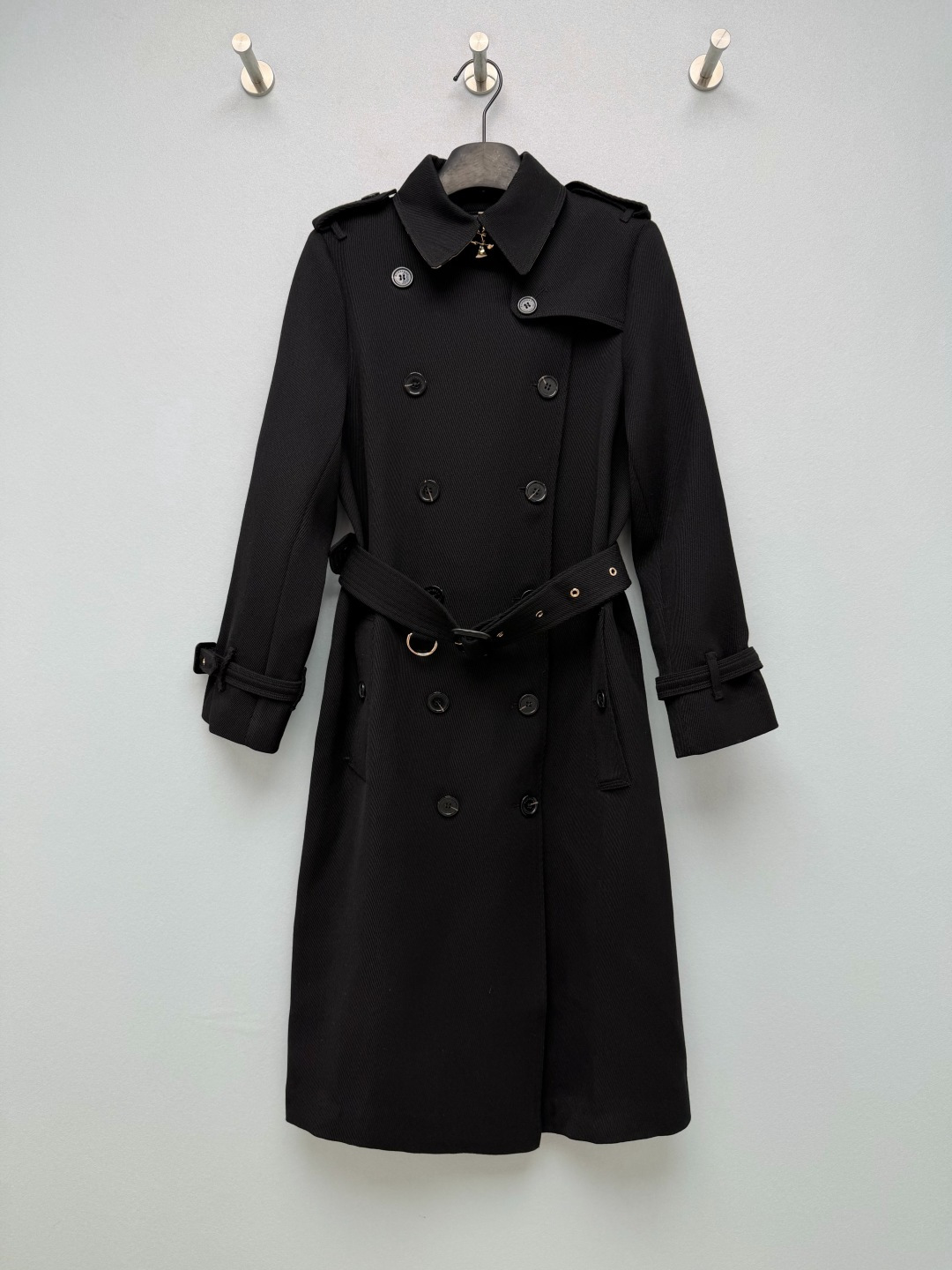 NO:950666,Bur classic double-breasted wool long trench coat  High-quality worsted wool fabric, with a fine and thick texture, outstanding drape, good warmth retention, and a matte high-end texture. The lapel-style collar and retro workwear design of epaulettes restore the classic elements of traditional windbreakers. Symmetrical double-breasted placket, brand-engraved buttons, and exquisite texture. Adjustable drawstrings on the cuffs  Designed to tighten the cuffs at will, it is windproof and creates neat lines. It comes with a belt of the same fabric and a metal buckle to create a variety of ways to wear it. Available in multiple colors: black, dark coffee, burgundy, and dark gray to suit different styles. A classic woolen windbreaker that never goes out of style, everyone should have a high-quality windbreaker in their wardrobe!  4 colors and 4 codes SMLXL, Burberry-clothing, burberry,19860909Bur经典双排扣羊毛长款风衣 优质精纺羊毛面料,肌理细腻厚实,垂坠感出众,保暖性佳,自带哑光高级质感.翻领风衣领型,肩章复古工装设计,还原传统风衣经典元素.对称双排扣门襟,品牌刻印纽扣,质感精致.袖口可调节束带设计,随心收紧袖口,防风且塑造利落线条.配套同面料腰带搭配金属环扣,打造多种穿法.多色可选黑色、深咖、酒红、深灰,适配不同穿搭风格.永不过时的羊毛经典风衣,谁衣柜里都该拥有一件质感风衣！ 4色4码 SMLXL,博柏利-服装,burberry,,Women's clothing