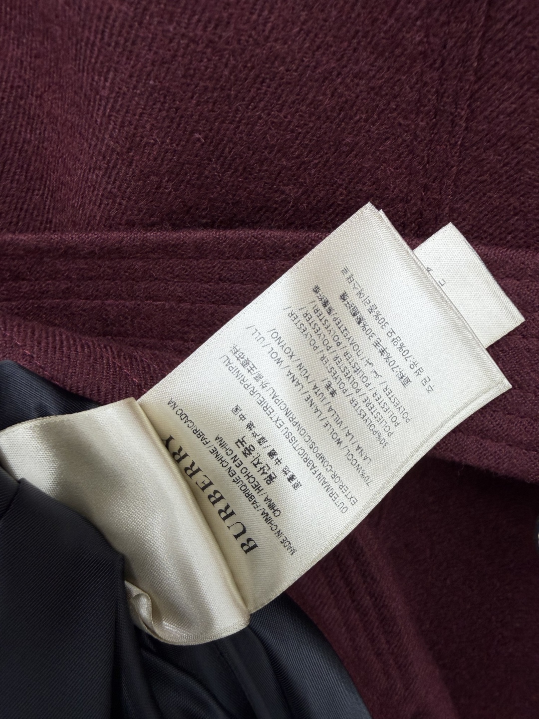 🔥🔥 Bur经典双排扣羊毛长款风衣 优质精纺羊毛面料，肌理细腻厚实，垂坠感出众，保暖性佳，自带哑光高级质感。翻领风衣领型