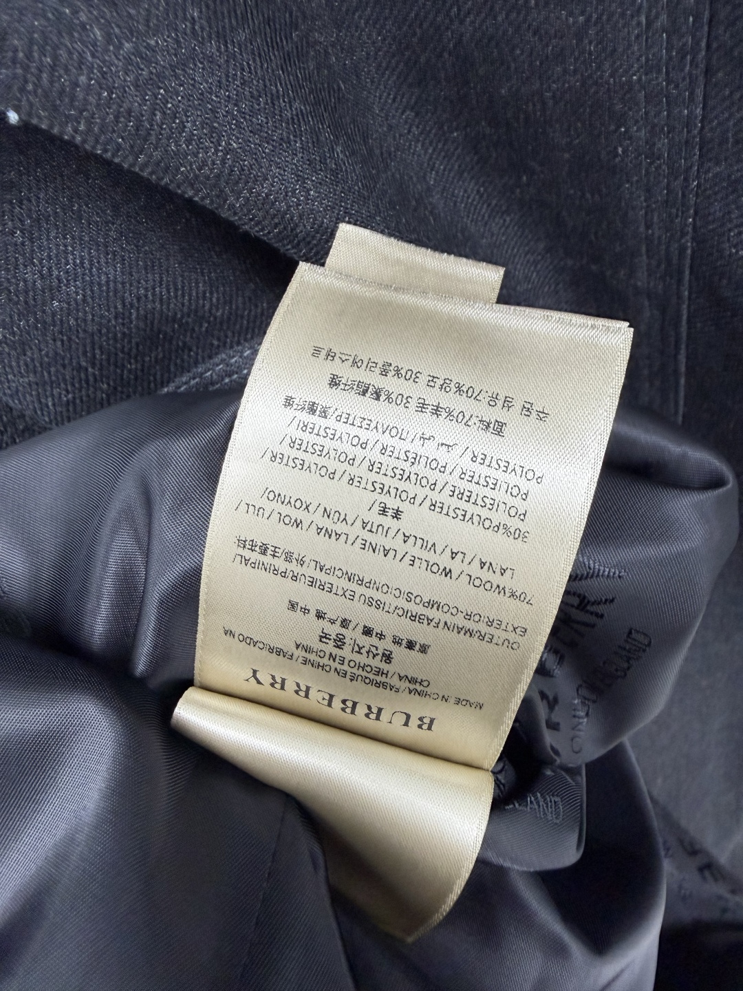 🔥🔥 Bur经典双排扣羊毛长款风衣 优质精纺羊毛面料,肌理细腻厚实,垂坠感出众,保暖性佳,自带哑光高级质感。翻领风衣领型 🔥🔥 Bur经典双排扣羊毛长款风衣 优质精纺羊毛面料,肌理细腻厚实,垂坠感出众,保暖性佳,自带哑光高级质感。翻领风衣领型