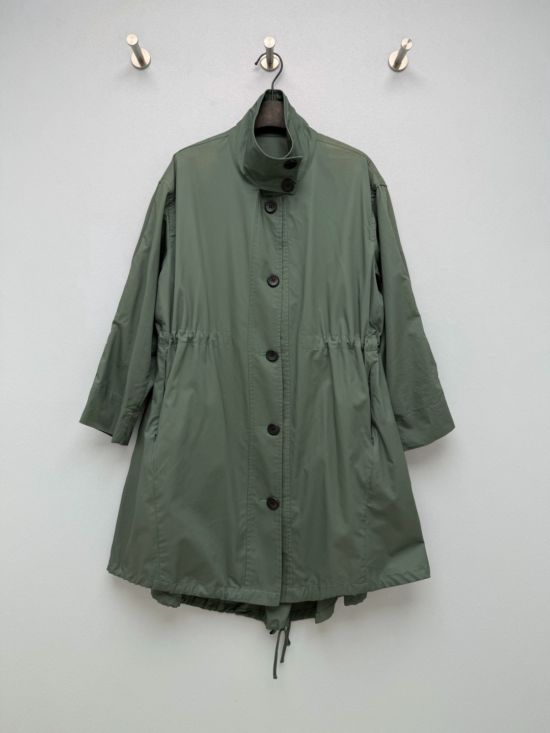 NO:943165,Army green drawstring mid-length parka with stand collar  Lightweight anti-wrinkle functional fabric, smooth to the touch, with good windproof properties, the upper body is light and does not weigh down the body. The foldable stand-up collar design can not only protect the neck from wind, but also make it more casual when folded down. The single-row brand-engraved button placket makes it easy to put on and take off. The invisible ribs at the waist can easily outline the waistline and optimize the body shape.  Material proportions. Hidden zipper pockets on the side are practical while keeping the appearance tidy. Button cuff straps allow you to adjust the sleeve circumference at will. A built-in drawstring at the hem can be tightened to create a workwear atmosphere. The loose A-line mid-length version is highly tolerant. The military green is too temperamental and the natural outdoor style parka windbreaker is found!  Solid color size 3 SML, women's clothing,19860909军绿色立领抽绳中长款派克风衣 轻薄抗皱机能面料,触感顺滑,具备良好防风属性,上身轻盈不压身.可翻折立领设计,既能护住脖颈防风,翻下穿搭更随性.单排品牌刻印纽扣门襟,穿脱便捷.腰部隐形筋绳,轻松勾勒腰线,优化身材比例.侧边隐形拉链口袋,实用同时保持外观整洁.袖口纽扣束带,随心调整袖围.下摆内置抽绳,收紧打造工装氛围感.宽松A字中长版型,包容性极强.军绿色太显气质本命户外风派克风衣找到了！ 单色3码 SML,女装,,Women's clothing