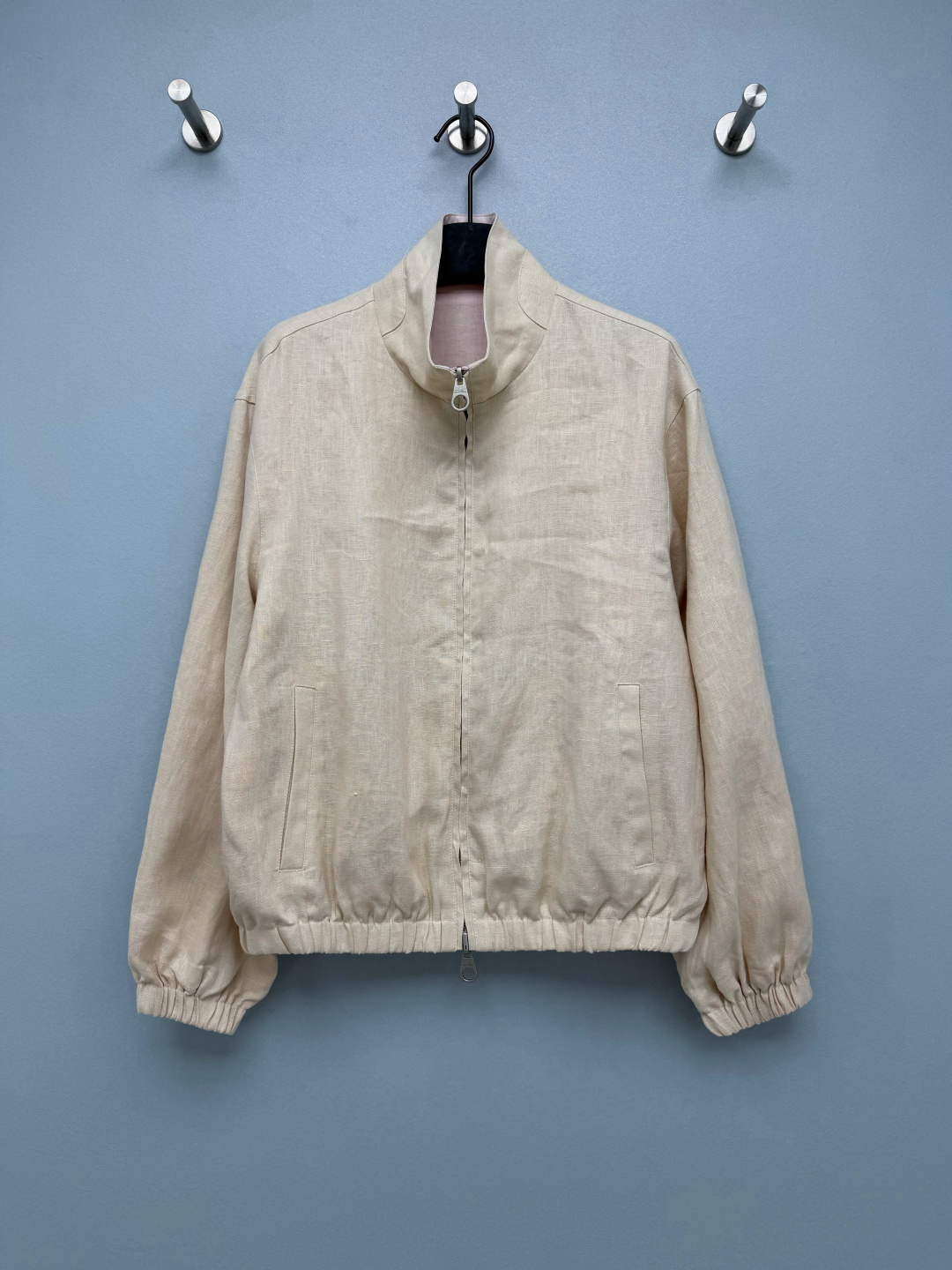 NO:943170,Lp* linen reversible short stand collar zipped jacket  Natural linen fabric, with clear texture, breathable and dry, with a rustic and relaxed texture, with different colors on both sides, allowing for two wears in one garment. High stand-up collar design, windproof and modified neck line. Two-way metal zipper opening and closing, easy to put on and take off, exquisite texture. Double-sided heterochromatic structure, two colors: lake blue/camel, off-white/light pink, two colors can be unlocked by switching the front and back  Outfit. Embedded pockets on the side combine beauty and practicality. Elastic pleated design on the cuffs and hem creates a soft casual silhouette. Short, loose shoulder cut, elasticated hem, raises the waistline to optimize body proportions. Lantern sleeve design hides arm fat, making it casual and casual. Linen double-sided short jacket is so practical. I found the short jacket I just need in spring!  Two-color code 3 SML, women's clothing, loro piana, jackets & coats, jackets & coats,19860909Lp* 亚麻双面穿短款立领拉链夹克 天然亚麻面料,带有清晰肌理感,透气干爽,自带质朴松弛质感,两面不同配色,实现一衣两穿.高立领设计,防风修饰脖颈线条.双向金属拉链开合,穿脱便捷,质感精致.双面异色结构,湖蓝/驼色、米白/浅粉两种配色,正反切换解锁两种穿搭.侧边嵌入式口袋,兼顾美观与实用性.袖口、下摆松紧抽褶设计,打造柔和的休闲廓形.短款宽松落肩剪裁,下摆松紧收口,拉高腰线优化身材比例.灯笼袖设计,藏住手臂赘肉,休闲随性.亚麻双面短夹克太实用春日刚需短外套找到了！双色3码 SML,女装,loro piana,jackets & coats,jackets & coats,,Women's clothing