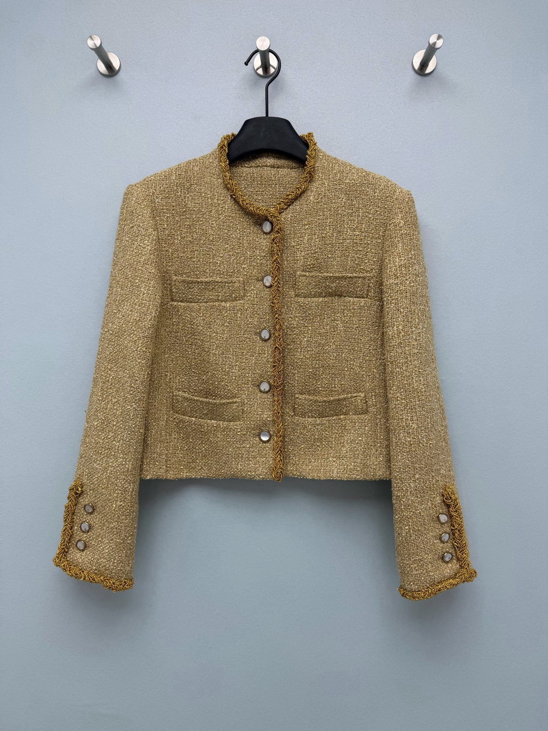 NO:943176,Cha* gold tweed short jacket  Blended tweed fabric with rich weaving texture, mixed with gold variegated yarns, thick and crisp texture, not easy to collapse, with a retro and noble atmosphere. The whole piece is equipped with gold braided rope piping to outline the body and cuffs, giving it a refined atmosphere. Pearl metal breast buttons, with brand logo details, have a high-end texture. Four pockets are decorated on the front  , restore the classic Xiaoxiang version, with rich layers. Three-button design on the cuffs, with gold trim of the same weave, unified and elegant details. Classic short round neck cut, neat straight silhouette, optimized upper and lower body proportions, easily raise the waistline. Moderate shoulder line, modified shoulder shape, not picky on the body shape. Always be impressed by the golden Xiaoxiang style, the sense of nobility is stable!  Single color size 4 SML, Chanel-clothing, chanel, jackets & coats,19860909Cha* 金色粗花呢短款小香外套 混纺粗花呢面料,编织肌理丰富,夹含金纱杂色纱线,质感厚实挺括,不易软塌,自带复古贵气氛围.整件搭配金色编织绳滚边,勾勒衣身、袖口轮廓,精致氛围感拉满.珍珠金属排扣,自带品牌标识细节,质感高级.正面四口袋装饰,还原经典小香版型,层次丰富.袖口三粒扣设计,搭配同织金镶边,细节统一考究.经典圆领短款剪裁,利落直身廓形,优化上下身比例,轻松拉高腰线.适中肩线,修饰肩型,不挑身形.永远被金色系小香风打动,贵气感稳稳拿捏！单色4码 SML,香奈儿-服装,chanel,jackets & coats,,Women's clothing