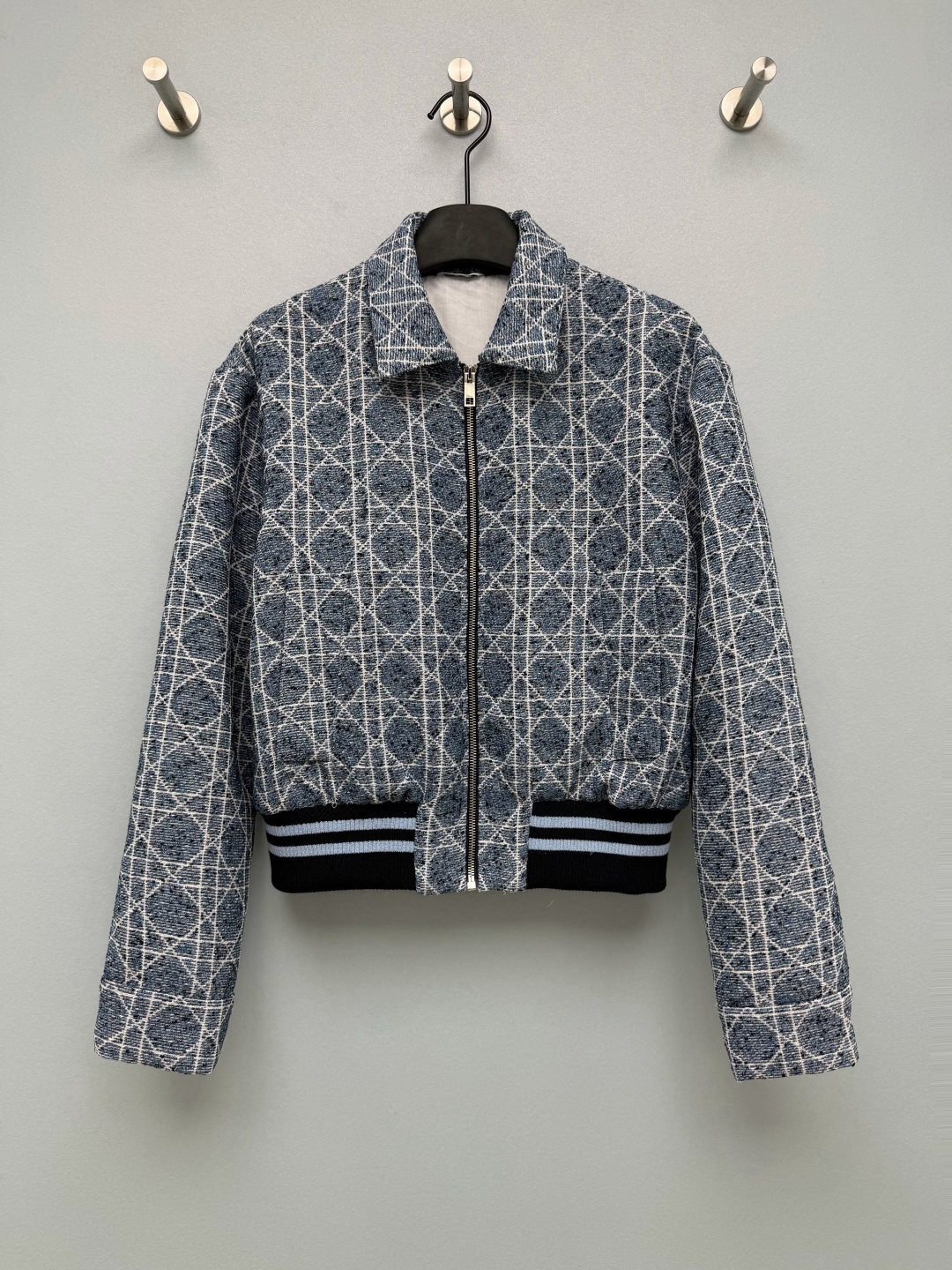 NO:943186,Dio* diamond jacquard cropped baseball jacket  Woolen jacquard fabric with variegated texture, crisp and stylish, rich layering, and the upper body is not easy to wrinkle. The whole body is blue and white rhombus floral jacquard, which has a strong retro atmosphere. The fully open metal zipper placket is easy to put on and take off. The hem is closed with black, white and light blue threaded ribs, a classic baseball uniform.  Plain. Hidden side pockets, practical and beautiful. Metal logo buttons on the cuffs, exquisite details. Short baseball jacket cut with lapel, loose shoulder sleeves, short length to optimize body proportions, casual and taller. Recommended niche short jacket, it’s hard not to love this baseball jacket with a full retro feel!  Single color code 3 SML, Dior-clothing, dior, dior, jackets & coats, jackets & coats,19860909Dio* 菱格提花短款棒球夹克 粗纺提花面料,带有杂色肌理,挺括有型,层次感丰富,上身不易褶皱.通体蓝白菱格花卉提花,复古氛围感强烈.全开式金属拉链门襟,穿脱便捷.下摆黑白浅蓝三色螺纹罗纹收口,经典棒球服元素.侧边隐形插袋,实用美观.袖口金属logo纽扣,细节精致.翻领短款棒球服剪裁,宽松落肩袖,短衣长优化身材比例,休闲显高.小众短款外套推荐,很难不爱这件复古感满满的棒球夹克！单色3码 SML,迪奥-服装,dior,dior,jackets & coats,jackets & coats,,Women's clothing