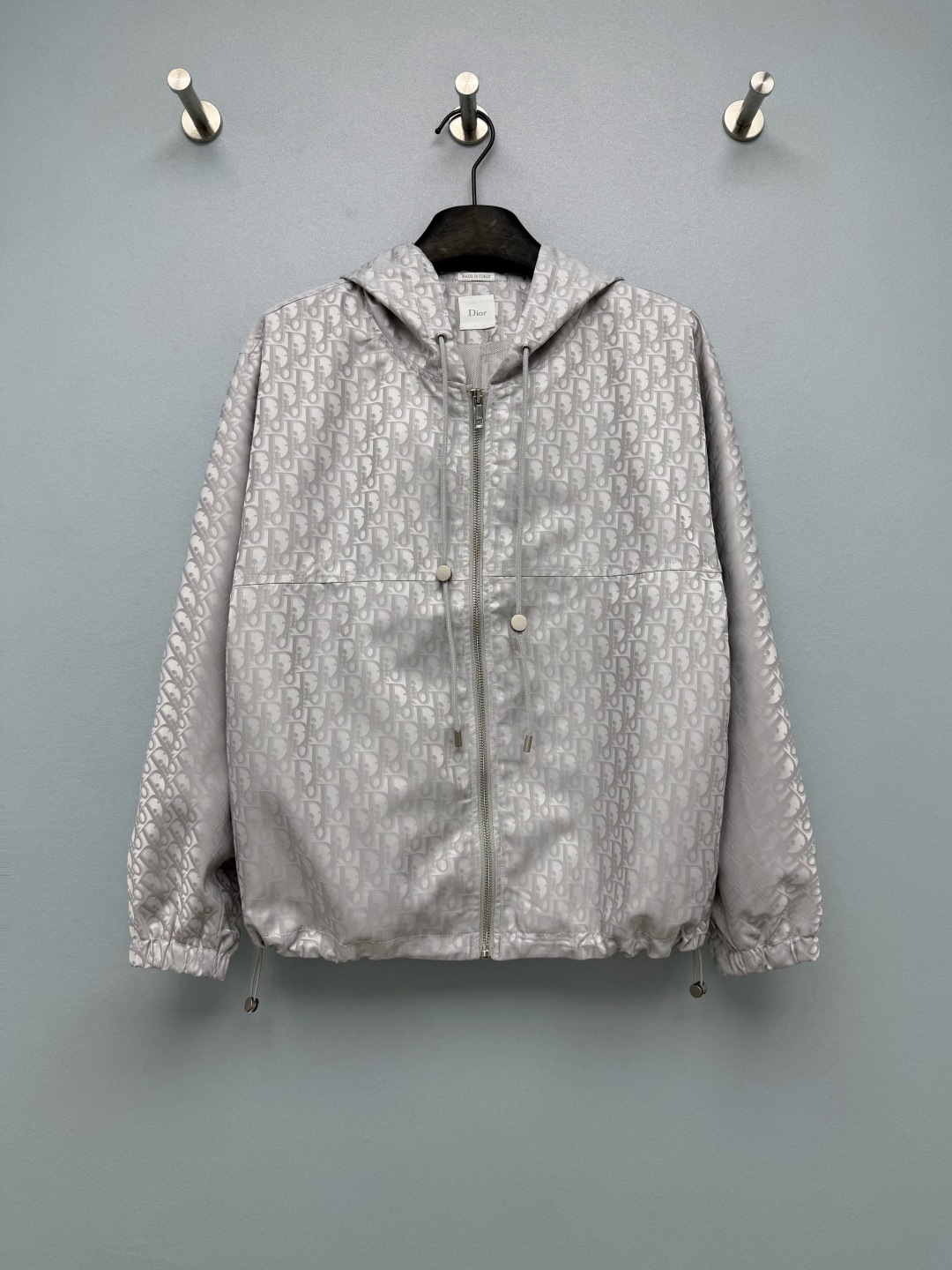 NO:943325,Dio* dark jacquard hooded bomber jacket  Light and thin windproof jacquard fabric, with same-color Oblique dark pattern presbyopia throughout, with basic windproof and sunscreen effects. The integrated hood is equipped with a metal adjustment buckle with CD logo, making the details more recognizable. Two-way metal zipper fly, smooth and durable, hardware  Engraved with brand elements. Double drawstring design at the hem, allowing you to switch between loose and casual/constricted and slim styles. Breathable mesh lining enhances air circulation and prevents sweating when worn for a long time. Who wouldn’t love the light gray presbyopic jacket with a light gray atmosphere, low-key and high-end feel?  Single color code 3 SML, Dior-clothing, dior, dior, jackets & coats, jackets & coats, hats,19860909Dio* 暗纹提花连帽冲锋夹克 轻薄防风提花面料,通体同色系Oblique暗纹老花,具备基础防风、防晒效果.一体式连帽搭配CD标识金属调节扣,细节辨识度拉满.双向金属拉链门襟,顺滑耐用,五金镌刻品牌元素.下摆双抽绳设计,随心切换宽松休闲/收束修身两种形态.全衣内里透气网布,提升空气流通性,长时间穿着不闷汗.浅灰氛围感、低调高级的浅灰老花外套谁能不爱 单色3码 SML,迪奥-服装,dior,dior,jackets & coats,jackets & coats,hats,,Women's clothing