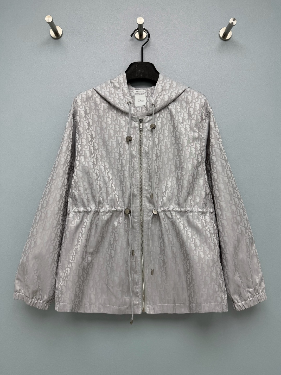 NO:943331,DIO* dark jacquard waisted hooded jacket  Light and thin windproof jacquard fabric, with basic windproof and sunproof performance, the fabric is flat. The integrated hood is equipped with a CD metal adjustment buckle, with exquisite details, which enhances the overall recognition. The same color dark pattern Oblique presbyopia throughout the body is low-key and restrained, weakening the sense of exaggerated logo, and is high-end and durable. Two-way metal zipper placket,  The hardware has delicate texture and smooth opening and closing. The drawstring at the waist is the core design, and it can be switched between straight and loose styles or waisted and A-hem styles. The elasticated cuffs block the wind from entering, making it easier to wear. The inner mesh structure improves breathability. The light gray presbyopic jacket with a full sense of atmosphere is low-key and unobtrusive, and the texture is visible to the naked eye!  Solid color size 3 SML, Dior-clothing, dior, dior, jackets & coats, hats,19860909DIO* 暗纹提花收腰连帽外套 轻薄防风提花面料,具备基础防风防晒性能,面料平整.一体式连帽搭配CD金属调节扣,细节精致,提升整体辨识度.通体同色暗纹Oblique老花,低调内敛,弱化夸张logo感,高级耐看.双向金属拉链门襟,五金质感细腻,开合顺滑.腰部抽绳是核心设计,可切换直筒宽松/收腰A摆两种版型.松紧束口袖口,阻挡风灌入,穿搭更利落；内里网布结构,提升透气感.氛围感拉满的浅灰色老花外套,低调不张扬,质感肉眼可见！ 单色3码 SML,迪奥-服装,dior,dior,jackets & coats,hats,,Women's clothing