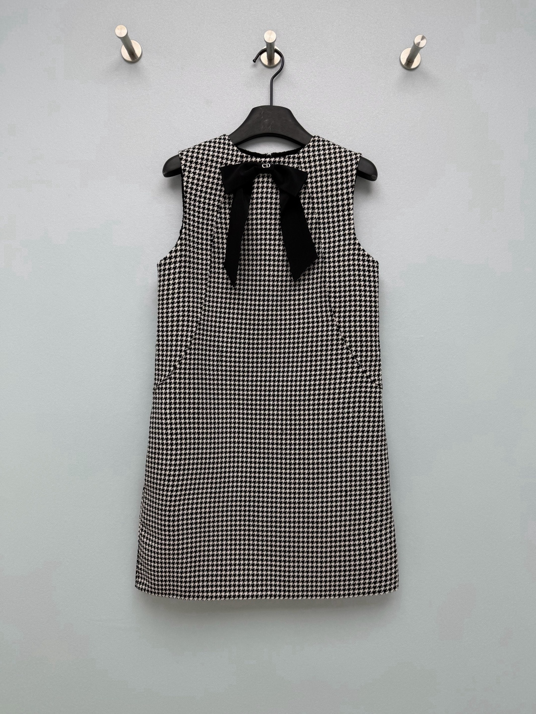 NO:943339,Dio* houndstooth sleeveless tank dress The classic houndstooth slub fabric has a solid and crisp texture, with a sense of skeleton, not easy to collapse and deform, with a high-end texture and a neat and stylish upper body. The retro black and white houndstooth pattern is a timeless classic element, perfect for both elegance and commuting. The iconic black bow is decorated on the back, and the bow is embellished with the CD metal logo, adding a sweet and refined feel. Side Invisible side pockets are designed to take both beauty and practicality into account. The zipper design on the back collar makes it easy to put on and take off, and the details are exquisite. Straight short sleeveless tailoring, a simple round neck with smooth lines, a moderately loose fit that accommodates the waist, abdomen and hip lines. The skirt is moderately long and highlights the proportions of the legs. The houndstooth dress with a retro atmosphere is classic and will never go out of style! Monochrome size 3 SML, Dior-clothing, dior, dior, skirts,19860909Dio* 千鸟格无袖背心连衣裙 经典千鸟格粗纺面料,肌理扎实挺括,自带骨架感,不易软塌变形,质感高级,上身利落有型.复古黑白千鸟格纹样,永不过时的经典元素,优雅通勤两不误.后背标志性黑色蝴蝶结装饰,蝴蝶结点缀CD金属标识,增添甜美精致感.侧边隐形口袋设计,兼顾美观与實用性.后领拉链设计,穿脱便捷,细节做工考究.直筒短款无袖剪裁,简约圆领线条流畅,适度宽松版型,包容腰腹胯部线条.裙长适中,凸显腿部比例.复古氛围感拉满的千鸟格连衣裙,经典永不过时！单色3码 SML,迪奥-服装,dior,dior,skirts,,Women's clothing