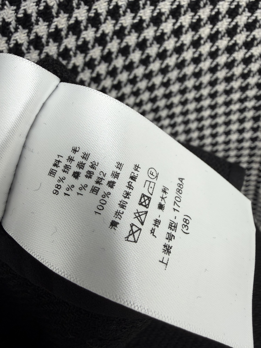 🔥🔥Dio* 千鸟格无袖背心连衣裙 经典千鸟格粗纺面料，肌理扎实挺括，自带骨架感，不易软塌变形，质感高级，上身利落有型。