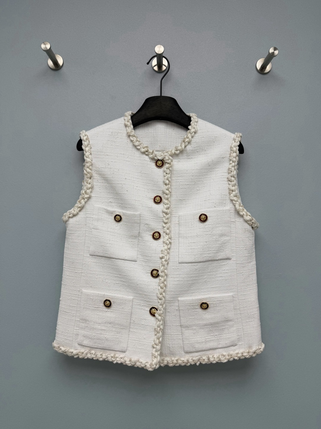 NO:943350,Cha* white texture slubbed vest. Texture-like slub fabric, three-dimensional texture, stiff and stylish, not easy to collapse, high-end texture. The neckline, armholes, and hem are all edged with hand-woven rope lace, exquisite and layered. Lion head embossed metal buttons, red bottom gold rim, retro and noble. Four pockets design on the front restores the classic shawl style, adding a three-dimensional atmosphere. Pure white tone, versatile in all seasons. Pure white high-end, forever exciting white shawl  Single color size 3 SML, Chanel-clothing, chanel,19860909Cha* 白色肌理粗纺小香马甲 肌理感粗纺面料,纹路立体,挺括有型,不易软塌,质感高级.领口、袖笼、下摆全部采用手工编织绳花边包边,精致有层次.狮头浮雕金属纽扣,红底金边,复古又显贵.正面四口袋设计,还原经典小香风格,增加立体氛围感.纯净白色基调,四季百搭.纯白高级感,永远心动的白色小香马甲 单色3码 SML,香奈儿-服装,chanel,,Women's clothing