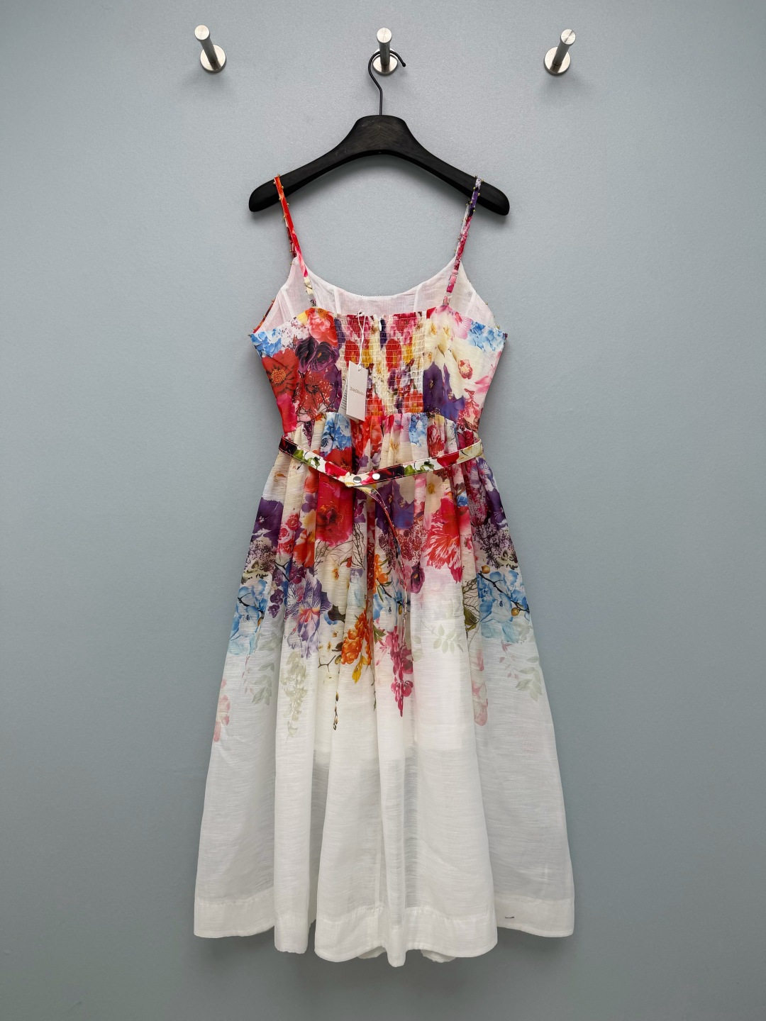 NO:943524,ZIMM* oil painting floral suspender midi dress  Light and breathable texture fabric, with its own transparent texture, the upper body is refreshing and comfortable. Heavy-duty fishbone corset upper body, shoulder straps decorated with small gold beads, full of exquisite atmosphere. Retro oil painting large flower print, rich colors, very holiday-like. The elastic back design is suitable  Comes with a variety of bust sizes and has invisible zippers for easy putting on and taking off. The A-line mid-length skirt has a waisted shape and comes with a printed belt of the same fabric. It can be adjusted freely to strengthen the body proportions and easily outline the waistline. The large skirt can accommodate all kinds of lower body lines. Oil painting sea of flowers | Wear the romantic sea of flowers on your body!  Solid color size 4 SMLXL, Zimmerman-clothing, skirts,19860909ZIMM* 油画花卉吊带中长连衣裙 轻薄透气肌理面料,自带通透质感,上身清爽舒适.重工鱼骨束胸上半身,肩带点缀小金珠装饰,精致氛围感拉满.复古油画大花卉印花,色彩浓烈丰富,视觉极具度假感.后背弹力打揽设计,适配多种胸围,隐形拉链穿脱便捷.收腰A字中长裙版型,附赠同面料印花腰带,自由调节松紧,强化身材比例,轻松勾勒腰线.大摆裙摆,包容各类下半身线条.油画花海｜把浪漫花海穿在身上！ 单色4码 SMLXL,兹默曼-服装,skirts,,Women's clothing
