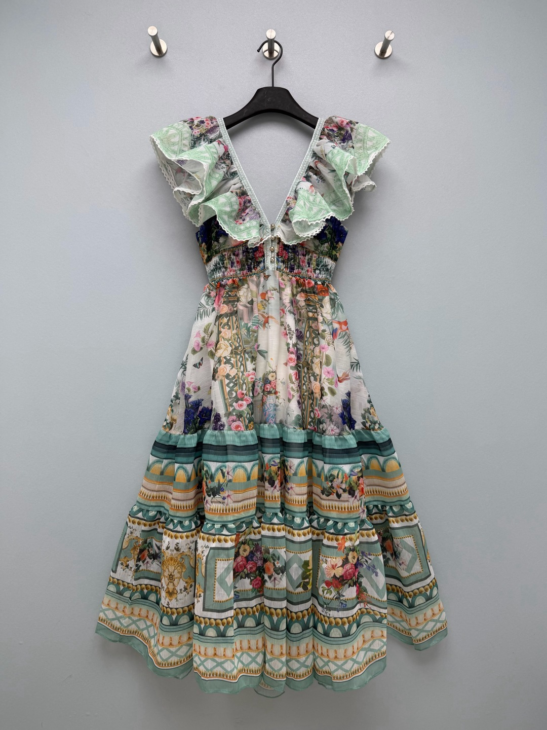 NO:943530,ZIMM* vintage manor print flying sleeves backless midi dress  Thin and smooth printed fabric, breathable and light, refreshing and not stuffy when worn in summer. V-neck flying sleeve design, exquisite lace stitching on the sleeves, softly modifying the lines of shoulders and arms. Metal ball buttons on the placket, retro and exquisite, enhance the texture of details. European-style manor floral geometric print all over, green color scheme  Fresh and healing, with a full sense of exotic atmosphere. The large multi-layered spliced cake has a sense of elegance when walking around, and is very photogenic when taking vacation photos. The waist-cinching large cake skirt has elasticity to hug the waist and abdomen, and is tolerant. The A-line layered skirt cleverly modifies the shape of the legs. Greenfield Manor | Retro printed backless cake dress  Romantic long dress falling into the European garden, single color size 4 SMLXL, Zimmerman-clothing, skirts,19860909ZIMM* 复古庄园印花飞袖露背中长连衣裙 轻薄顺滑印花面料,透气轻盈,夏日穿着清爽不闷.V领飞袖设计,袖边拼接精致蕾丝花边,柔和修饰肩臂线条.门襟金属圆珠纽扣,复古精致,提升细节质感.满幅欧式庄园花卉几何印花,绿调配色清新治愈,异域氛围感十足.多层拼接蛋糕大摆,走动自带飘逸感,度假拍照十分出片.收腰大蛋糕裙摆,弹力打揽腰腹,包容性强,A字分层裙型,巧妙修饰腿型.绿野庄园｜复古印花露背蛋糕连衣裙 坠入欧式花园的浪漫长裙 单色4码 SMLXL,兹默曼-服装,skirts,,Women's clothing
