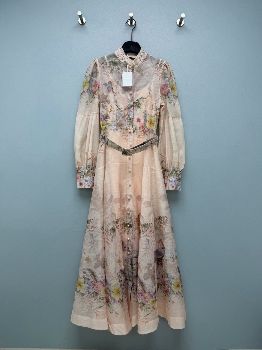 NO:943537,ZIMM* light pink flower and bird print stand collar long shirt dress  Light and thin textured printed fabric, transparent and soft, with a soft light texture. It is paired with inner slings to prevent skin penetration and the upper body is light and breathable. A small stand-up collar with a fungus edge is gentle and elegant, modifying the neck line. Pearl buttons run through the placket, giving a refined atmosphere. Puffed long sleeves + printed fold-over cuffs, and the cuffs are embellished with pearl buttons to cover arm fat. Light and elegant water  Colorful flower and bird prints, light nude foundation color, soft and gentle, retro literature and art. Comes with a printed belt of the same fabric, which can be freely adjusted for elasticity; full placket design, versatile ways to wear it. High-waisted A-line long skirt silhouette, long and wide-sweeping cut, the wide-swing skirt accommodates all kinds of body shapes, and the drape is excellent. Gentle nude pink | Be loved by this gentle floral maxi skirt!  Single color code 4 SMLXL, Zimmerman-clothing, skirts, shirts,19860909ZIMM* 浅粉花鸟印花立领长款衬衫连衣裙 轻薄肌理感印花面料,通透柔和,自带柔光质感,搭配内搭吊带,避免透肤,上身轻盈透气.木耳边小立领,温柔雅致,修饰脖颈线条.门襟贯穿珍珠纽扣,精致氛围感拉满.泡泡长袖+印花翻折袖口,袖口点缀珍珠扣,遮挡手臂赘肉.淡雅水彩花鸟花卉印花,浅裸粉底色柔和温婉,复古文艺.附赠同面料印花腰带,可自由调节松紧；全开襟设计,穿搭方式多样.高腰A字大长裙廓形,长款大摆剪裁,大摆裙身包容各种身材,垂坠感出色.温柔裸粉｜被这条温柔碎花长裙狠狠拿捏！ 单色4码 SMLXL,兹默曼-服装,skirts,shirts,,Women's clothing