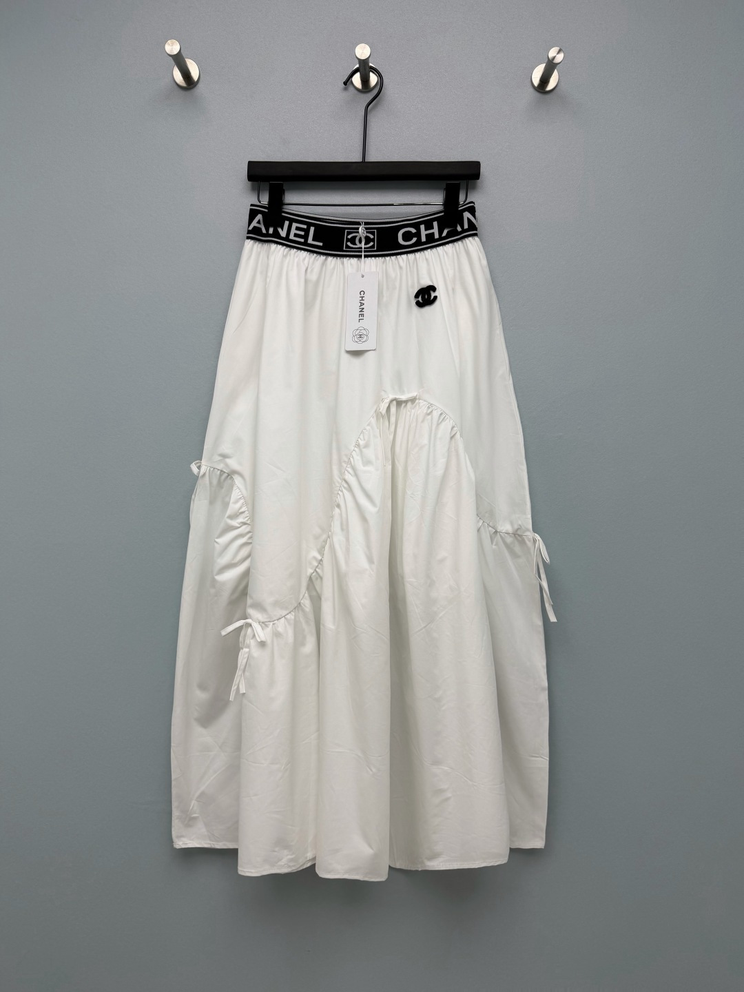 NO:943805,cha* letter waist irregular long skirt  Made of crisp and smooth cotton blended fabric, it has good drape, the shape is not easy to collapse, and the upper body is breathable and refreshing. The wide elastic waist design is printed with the brand letter logo, making it highly recognizable and easy to put on and take off. The double C embroidery logo on the side of the skirt is exquisite and low-profile.  The tone is enhanced to enhance the overall sense of sophistication. Multiple bow pleat designs create a versatile and three-dimensional skirt shape that is casual and relaxed. Irregular splicing pieces break the monotony of ordinary skirts and create a strong sense of atmosphere when walking around. Classic black and white, versatile and easy to match.  Two-color code 4 SMLXL, Chanel-clothing, chanel, skirts,19860909cha* 字母腰头不规则长款半身裙 选用挺括顺滑的棉质混纺面料,垂坠感佳,版型不容易软塌,上身透气清爽.宽版松紧设计腰头,印有品牌字母标识,辨识度拉满,穿脱简单.裙身侧边双C刺绣标,做工精致低调,提升整体精致感.多处蝴蝶结褶皱设计,打造多变立体的裙摆造型,随性松弛.不规则拼接裁片,打破普通半裙的单调感,大摆量走动氛围感很强.经典黑白两色,百搭不出错 双色4码 SMLXL,香奈儿-服装,chanel,skirts,,Women's clothing