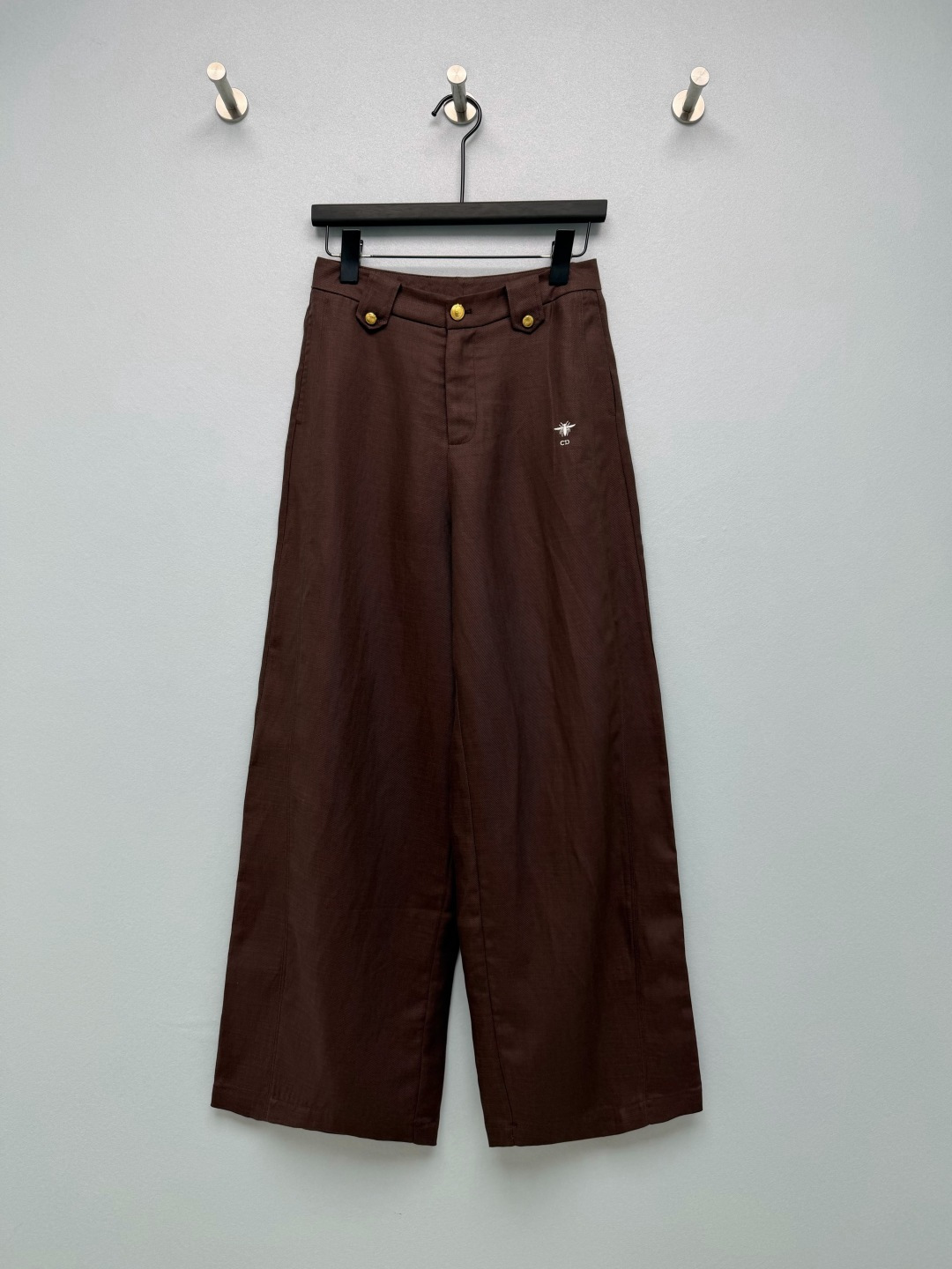 NO:943809,Dio* little bee embroidered gold buckle wide-leg casual pants  Made of blended twill fabric, the texture is fine, breathable and stiff, not easy to collapse, taking into account both drape and comfort. The waistband is embellished with retro gold metal buckles, the main buckle + decorative buckles on both sides, retro and light luxury, enhancing the sense of sophistication. The bee CD embroidery logo on the side of the pants is small and low-key, and can be easily distinguished  Highly recognizable. High-waisted, wide-leg, nine-point trousers. The waistline is moderately proportioned. The legs are loose and straight, modifying the leg shape and covering the fat on the legs. The length of the nine-point trousers is neat and capable, without weighing down your height. Brown and black are available in two colors. The color is calm and advanced, suitable for many types of tops. Two-color code 3  SML,Dior-clothing,dior,dior,19860909Dio* 小蜜蜂刺绣金扣阔腿休闲裤 选用混纺斜纹面料,肌理质感细腻,透气挺括,不易软塌,兼顾垂感与舒适度.腰头复古金色金属扣点缀,主扣+两侧装饰扣,复古轻奢,提升精致感.裤身侧边小蜜蜂CD刺绣标识,小巧低调,辨识度高.高腰阔腿九分裤型,腰线位置适中修饰比例,裤管宽松直垂,修饰腿型,遮盖腿部赘肉,九分裤长利落显干练,不压身高.咖啡色、黑色双色可选,配色沉稳高级,适配多类上衣.双色3码 SML,迪奥-服装,dior,dior,,Women's clothing