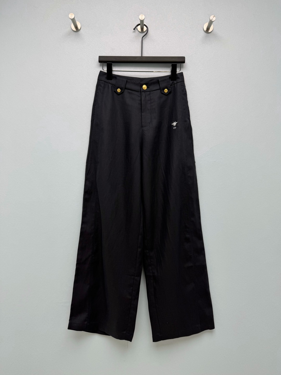 NO:943776,Dio* little bee embroidered gold buckle wide-leg casual pants  Made of blended twill fabric, the texture is fine, breathable and stiff, not easy to collapse, taking into account both drape and comfort. The waistband is embellished with retro gold metal buckles, the main buckle + decorative buckles on both sides, retro and light luxury, enhancing the sense of sophistication. The bee CD embroidery logo on the side of the pants is small and low-key, and can be easily distinguished  Highly recognizable. High-waisted, wide-leg, nine-point trousers. The waistline is moderately proportioned. The legs are loose and straight, modifying the leg shape and covering the fat on the legs. The length of the nine-point trousers is neat and capable, without weighing down your height. Brown and black are available in two colors. The color is calm and advanced, suitable for many types of tops. Two-color code 3  SML,Dior-clothing,dior,dior,19860909Dio* 小蜜蜂刺绣金扣阔腿休闲裤 选用混纺斜纹面料,肌理质感细腻,透气挺括,不易软塌,兼顾垂感与舒适度.腰头复古金色金属扣点缀,主扣+两侧装饰扣,复古轻奢,提升精致感.裤身侧边小蜜蜂CD刺绣标识,小巧低调,辨识度高.高腰阔腿九分裤型,腰线位置适中修饰比例,裤管宽松直垂,修饰腿型,遮盖腿部赘肉,九分裤长利落显干练,不压身高.咖啡色、黑色双色可选,配色沉稳高级,适配多类上衣.双色3码 SML,迪奥-服装,dior,dior,,Women's clothing