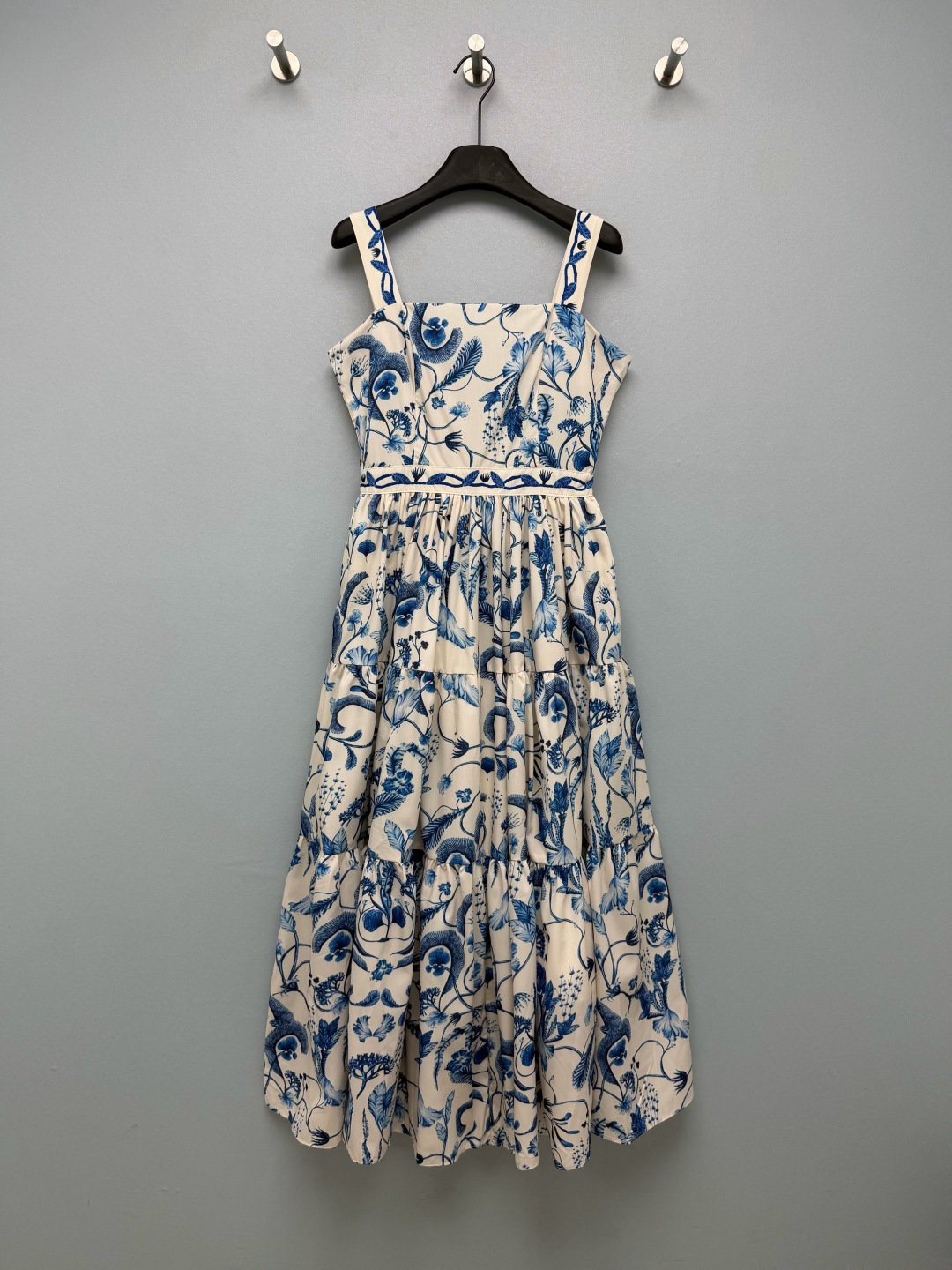 NO:943795,Agua By Agua Bendita blue and white porcelain botanical print strappy tiered dress  Made of smooth and crisp printed fabric, it has a skeletal feel and is not easy to collapse. The inner layer is equipped with a complete lining, which is not transparent to the skin, and the upper body is refreshing and comfortable. The wide-printed slings of the same color reduce the pressure on the shoulders, and the square collar outlines the neck line. Blue and white plants and flowers are printed all over, similar to the artistic pattern of blue and white porcelain, which is retro and fresh, and has a sense of atmosphere.  Strong. The waist-cinching panel + decorative stitching with the same pattern tightens the waist and optimizes body proportions. The multi-layered cake-style spliced skirt has ample pleats and is elegant and flexible when walking. The invisible zipper opening and closing at the back makes it easy to put on and take off. The length of the mid-length skirt is gentle and slimming. The blue and white porcelain suspender skirt brings oriental romance to the body!  Single color size 4 SMLXL, women's clothing, skirts,19860909Agua By Agua Bendita 青花瓷植物印花吊带分层连衣裙 选用顺滑挺括的印花面料,自带骨感不易软塌,内层配有完整里布,不透肤,上身清爽舒适.宽版印花同色系吊带,减轻肩部压力,方领勾勒颈部线条.蓝白植物花卉满印,类似青花瓷的艺术纹样,复古清新,氛围感强烈.腰部收腰裁片+同纹样装饰压线,收紧腰身,优化身材比例.多层蛋糕式拼接裙摆,褶量充足,走动飘逸灵动.后侧隐形拉链开合,穿脱方便.中长裙长度,温柔显瘦.青花瓷氛围感吊带裙把东方浪漫穿在身上！单色4码 SMLXL,女装,skirts,,Women's clothing