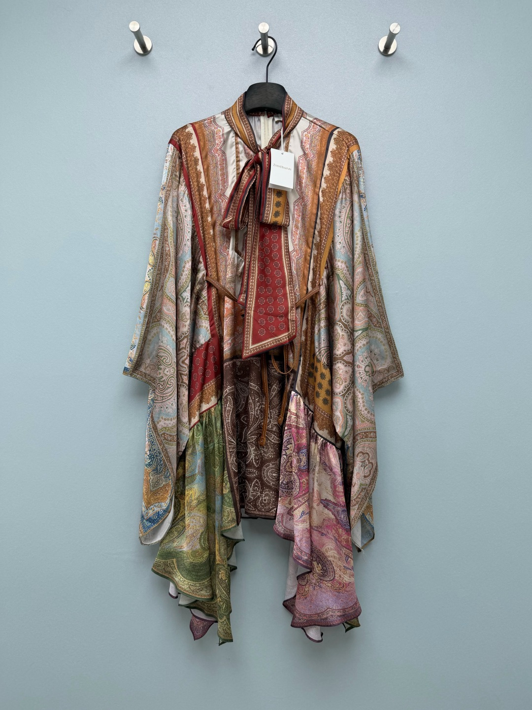 NO:943800,ZIMM* ethnic paisley print ribbon cape dress  Smooth and glossy printed fabric, with outstanding drape, full color reproduction, comfortable to wear and not see-through. Retro Paisley cashew flower is printed all over, multi-color block stitching printing, giving a strong exotic ethnic atmosphere. The neckline is detachable with printed streamers, which can be tied with bows, and the placket is equipped with colorful enamel-textured handmade buttons  Buttons, exquisite retro. Cape-style wide sleeves, wide sleeves, flexible and elegant when walking. Built-in drawstring at the waist, the waistline can be retracted, loose or slim. Irregular splicing of lotus leaf hem, rich layers, invisible zipper on the back, easy to put on and take off. The exotic style retro paisley dress is so atmospheric!  Solid color size 4 SMLXL, Zimmerman-clothing, skirts,19860909ZIMM* 民族佩斯利印花飘带斗篷式连衣裙 顺滑光泽感印花面料,垂坠感出众,色彩还原饱满,穿着舒适不易透.复古佩斯利腰果花满印,多色块拼接印花,异域民族氛围感浓厚.领口可拆卸同印花飘带,可系蝴蝶结,门襟搭配彩色珐琅质感手工纽扣,精致复古.斗篷式大阔袖,袖摆宽大,行走灵动飘逸.腰部内置抽绳,可收放腰线,可宽松可修身.不规则拼接荷叶下摆,层次丰富,后身隐形拉链,穿脱便捷.异域风情连衣裙复古佩斯利太有氛围感！ 单色4码SMLXL,兹默曼-服装,skirts,,Women's clothing