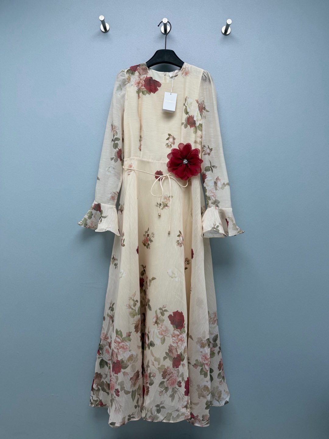 NO:943810,ZIMM* Vintage Rose Print Long Sleeve Dress with Removable Corsage  Textured Tencel blend fabric with subtle bamboo texture, light and breathable. Retro distressed rose flower print, beige background with red and pink roses, rich atmosphere. Detachable burgundy three-dimensional mesh corsage, with diamond and pearl center embellishment, can be removed to achieve two dressing effects. Trumpet lotus leaf cuffs, softening  The arm lines add a sense of romance. The waist is thin with drawstring ties and metal pendant details, which can be retracted and retracted freely. The large draped long skirt is elegant when walking. Simple round neck, high waist cut. The large A-line long draped skirt optimizes body proportions and modifies the waist, abdomen and leg lines. The three-dimensional corsage of the retro rose manor skirt is so atmospheric!  Solid color size 4 SMLXL, Zimmerman-clothing, skirts,19860909ZIMM* 复古玫瑰印花可拆卸胸花长袖连衣裙 肌理感天丝混纺面料,带有细微竹节纹理,轻薄透气.复古做旧玫瑰花卉印花,米黄底色搭配红粉调玫瑰,氛围感浓郁.可拆卸酒红色立体网纱胸花,珠钻珍珠中心点缀,可取下,实现两种穿搭效果.喇叭荷叶袖口,柔化手臂线条,增加浪漫感.腰部细抽绳系带,金属坠饰细节,收放自如.大摆垂坠长裙摆,走动飘逸.简约圆领,高收腰剪裁.大A字垂坠长裙摆,优化身材比例,修饰腰腹与腿部线条.复古玫瑰庄园裙立体胸花太有氛围感！单色4码 SMLXL,兹默曼-服装,skirts,,Women's clothing
