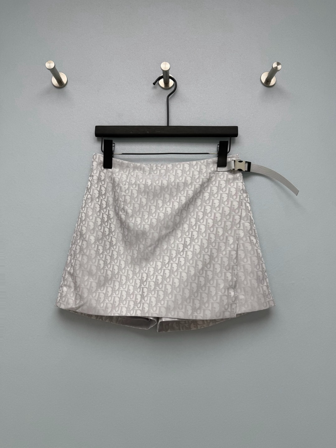 NO:944104,Dio* dark pattern presbyopic functional wind culottes  Crisp and smooth functional woven fabric, all-over oblique oblique presbyopic pattern, the tone is elegant and low-key, the upper body is fresh and neat. The whole body is light gray toned oblique presbyopic jacquard, and the all-over logo is unobtrusive, low-key and high-end. Wrap-style fake two-piece culottes structure, look  It looks like a skirt, with shorts inside, so you don't have to worry about it being exposed. The functional webbing buckle adjustment design on the side adds a functional atmosphere to the workwear, and the shape is highly recognizable. The side seam has practical pockets, taking into account both decoration and daily storage. The front center zipper + snap button closure, neat workmanship, easy to put on and take off.  Monochrome size 3 SML, Dior-clothing, dior, dior, skirts, shorts,19860909Dio*暗纹老花机能风裙裤 挺括顺滑的机能梭织面料,通体暗纹提花Oblique老花,色调素雅低调,上身清爽利落.通体浅灰调暗纹老花提花,满印logo不张扬,低调高级.围裹式假两件裙裤结构,看似半裙,内里短裤,不用担心走光.侧边机能织带卡扣调节设计,增加工装机能氛围,造型辨识度高.侧缝实用插袋,兼顾装饰与日常收纳.前中拉链+按扣闭合,做工规整,穿脱便捷. 单色3码 SML,迪奥-服装,dior,dior,skirts,shorts,,Women's clothing