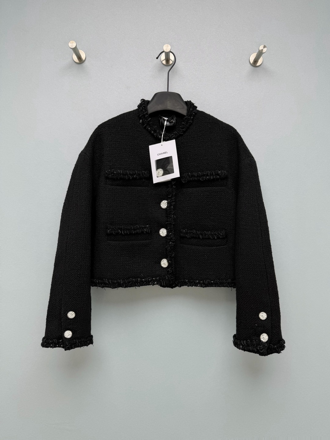 NO:944121,CHA* black tweed short style jacket  High-quality black tweed, thick and full texture, crisp and stylish fabric, with a classic texture. The placket, collar, hem, and cuffs are all made of hand-made raw edge woven piping, giving a full layered atmosphere. Retro embossed silver metal buckles are used in many places on the body and cuffs, with a high-end texture. Four-pocket design, pocket opening  It is also decorated with woven raw edges, which is both practical and decorative. The interior is lined with black and white plaid fabric, and the sides are inlaid with metal chain details, which are exquisite in details. The round neck collarless design does not block the neck. The short dropped shoulders are loose, the length of the dress is short to optimize the body proportions, and the dropped shoulders are cut to weaken the shoulder line, accommodate a variety of shoulder shapes, and are casual and elegant!  Single color size 3 SML, Chanel-clothing, chanel, jackets & coats,19860909CHA*黑色粗花呢短款小香风外套 高质感黑色粗花呢,肌理厚实饱满,面料挺括有型,自带小香经典肌理感.门襟、领口、下摆、袖口全部采用手工毛边编织滚边,层次氛围感拉满.复古浮雕银色金属扣,衣身、袖口多处使用,质感高级.四口袋设计,袋口同样搭配编织毛边装饰,实用兼具装饰效果.内里黑白格纹里布,侧边镶嵌金属链条细节,细节考究.圆领无领设计,不卡脖颈.短款落肩宽松版型,衣长偏短优化身材比例,落肩剪裁弱化肩线,包容多种肩型,随性大气！ 单色3码 SML,香奈儿-服装,chanel,jackets & coats,,Women's clothing